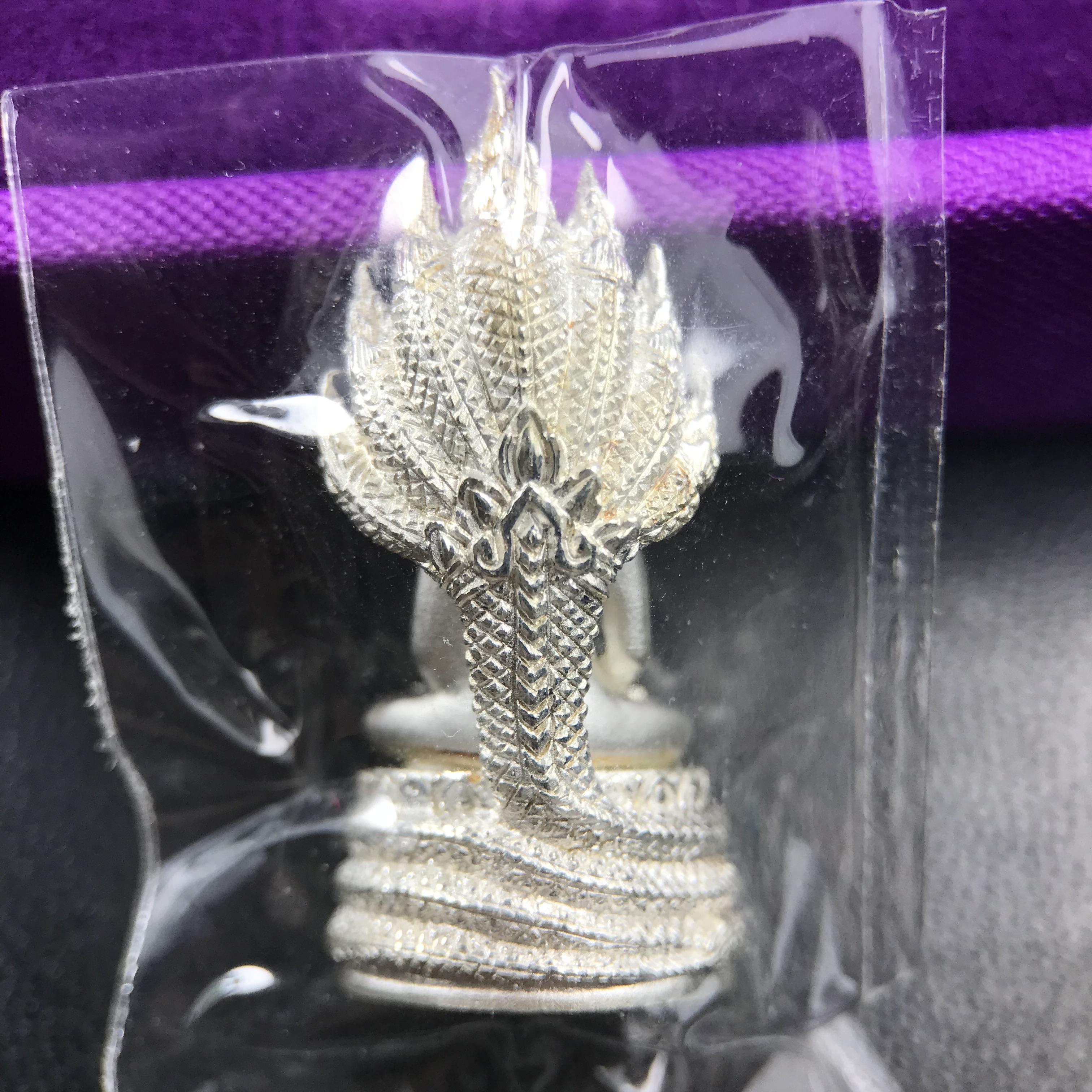 พระนาคปรก สธ. รุ่นสร้างพระอุโบสถเฉลิมพระเกียรติ 4 รอบ 84 พรรษา สมเด็จพระเทพรัตนราชสุดาฯ วัดบวรนิเวศวิหาร ปี 2543 พิมพ์เล็ก เนื้อเงินบริสุทธิ์ แบบพ่นทรายขัดเงาบางส่วน(สภาพ สวย ซีนซองกล่องบรรจุเดิมครบ)พิธีใหญ่ พุทธศิลป์งดงาม หายาก (1 ใน 2999 องค์)