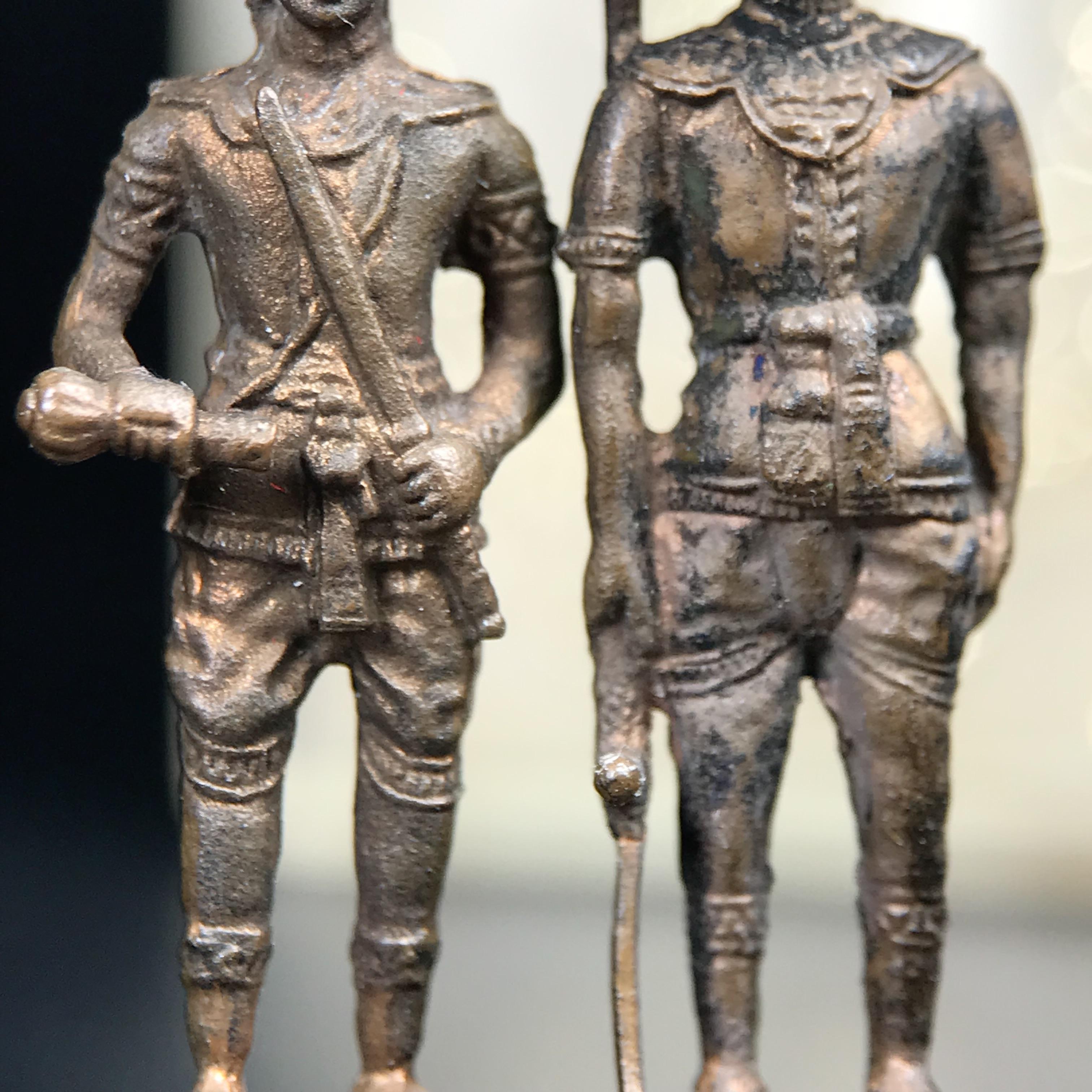 พระกริ่งสมเด็จพระนเรศวร-พระกริ่งสมเด็จพระเอกาทศรถ กองทัพภาคที่3จัดสร้าง ปี2517 เนื้อนวโลหะครบชุด 2องค์กล่องบรรจุเดิมครบสมบูรณ์(หายาก)(1ใน 300ชุด)(ในหลวง ร.9 เสด็จในพิธี)ปลุกเสกโดยพระคณาจารย์ชื่อดังในยุคนั้น7วัน7คืน(หลวงปู่โต๊ะ วัดประดู่ฉิมพลี ร่วมปลุกเสก)