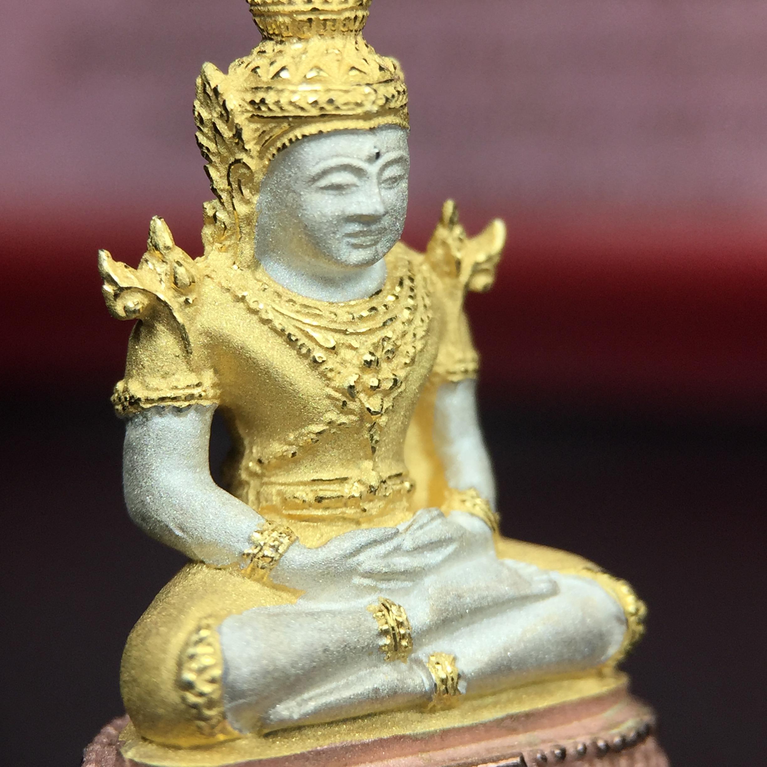 พระแก้วมรกต ภปร.(รุ่นแรก) ปี2545 จัดสร้างในมหาวโรกาส พระบาทสมเด็จพระเจ้าอยู่หัวรัชกาลที่ 9 ครบรอบ 75 พรรษา และฉลองกรุงรัตนโกสินทร์ครบ 220 ปี พิมพ์ลอยองค์ใหญ่ เนื้อเงินบริสุทธิ์ 92.5%(สามกษัตริย์) ขนาด 19*35 มม. พร้อมกล่อง สวยครบสมบูรณ์(องค์หมายเลข ๑๗๒๐)