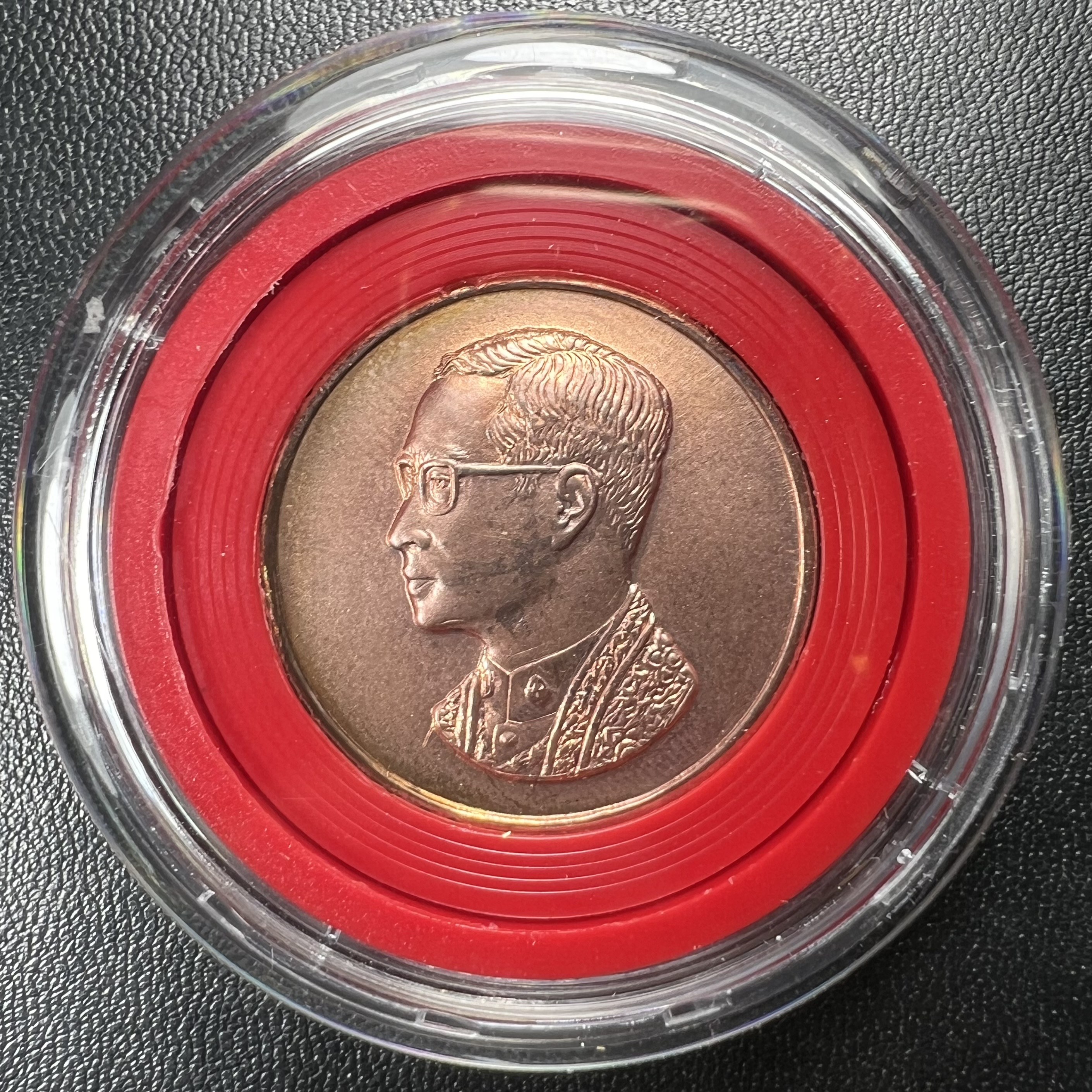 วัตถุมงคลคุ้มเกล้าฯ มหามงคลเฉลิมพระชนมพรรษา 6 รอบ รัชกาลที่ 9 ชุดพิเศษกรรมการ(สุดหายาก) (ในหลวงรัชกาลที่9 ทรงจุดไฟพระฤกษ์และเททอง พิธีใหญ่)ยอดนิยมหายาก