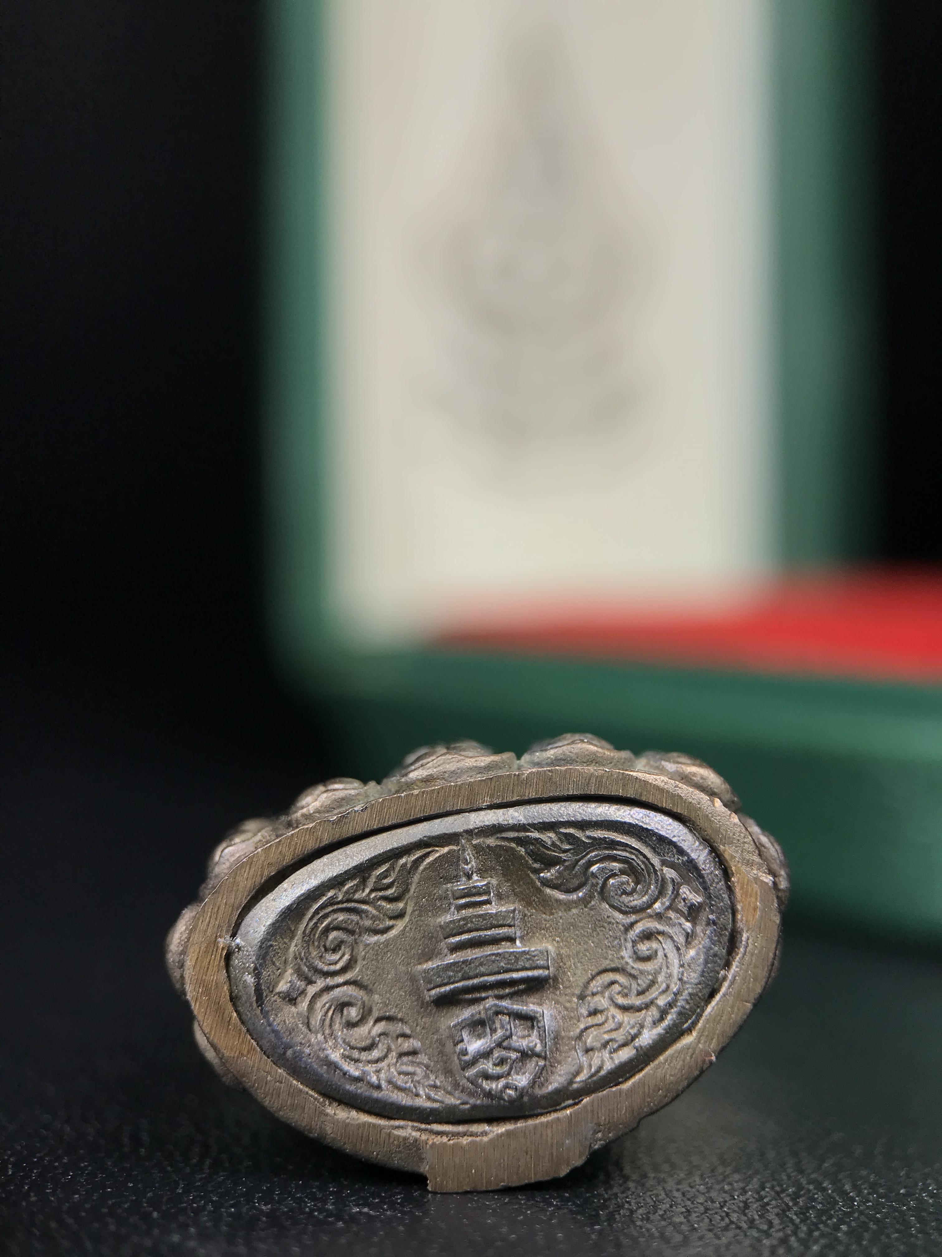 พระกริ่งวาสนา สมเด็จพระสังฆราช(วาสน์)วัดราชบพิธฯ ปี 2531 เนื้อนวโลหะ สร้างเป็นที่ระลึกในคราวที่สมเด็จพระอริยวงศาคตญาณ สมเด็จพระสังฆราช(วาสน์ วาสโน)มีพระชนมายุครบ90พรรษา(ในหลวง ร.9 เสด็จในพิธี)งานแกะแม่พิมพ์โดย นายช่างเกษม มงคลเจริญ)(1ใน1991องค์)