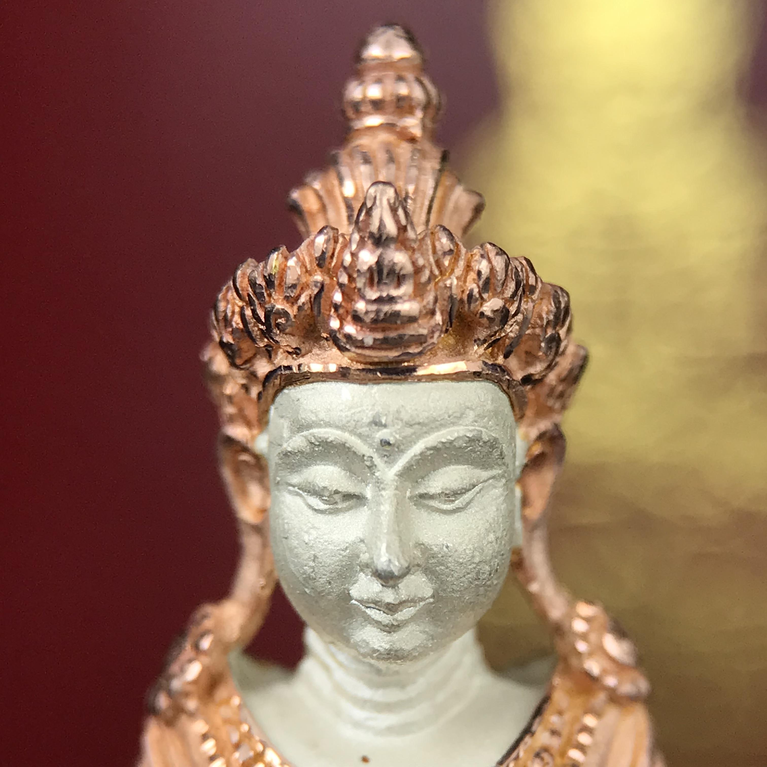 พระกริ่งอวโลกิเตศวร ( เจ้าแม่กวนอิม ) วัดโพธิ์แมนคุณาราม รุ่นอุดมโภคทรัพย์ พ.ศ.2539 เนื้อเงิน 3 กษัตริย์ ผิวสวยเดิมพร้อมกล่องบรรจุเดิม (อีกหนึ่งรุ่นยอดนิยม พุทธศิลป์สวยงดงาม)