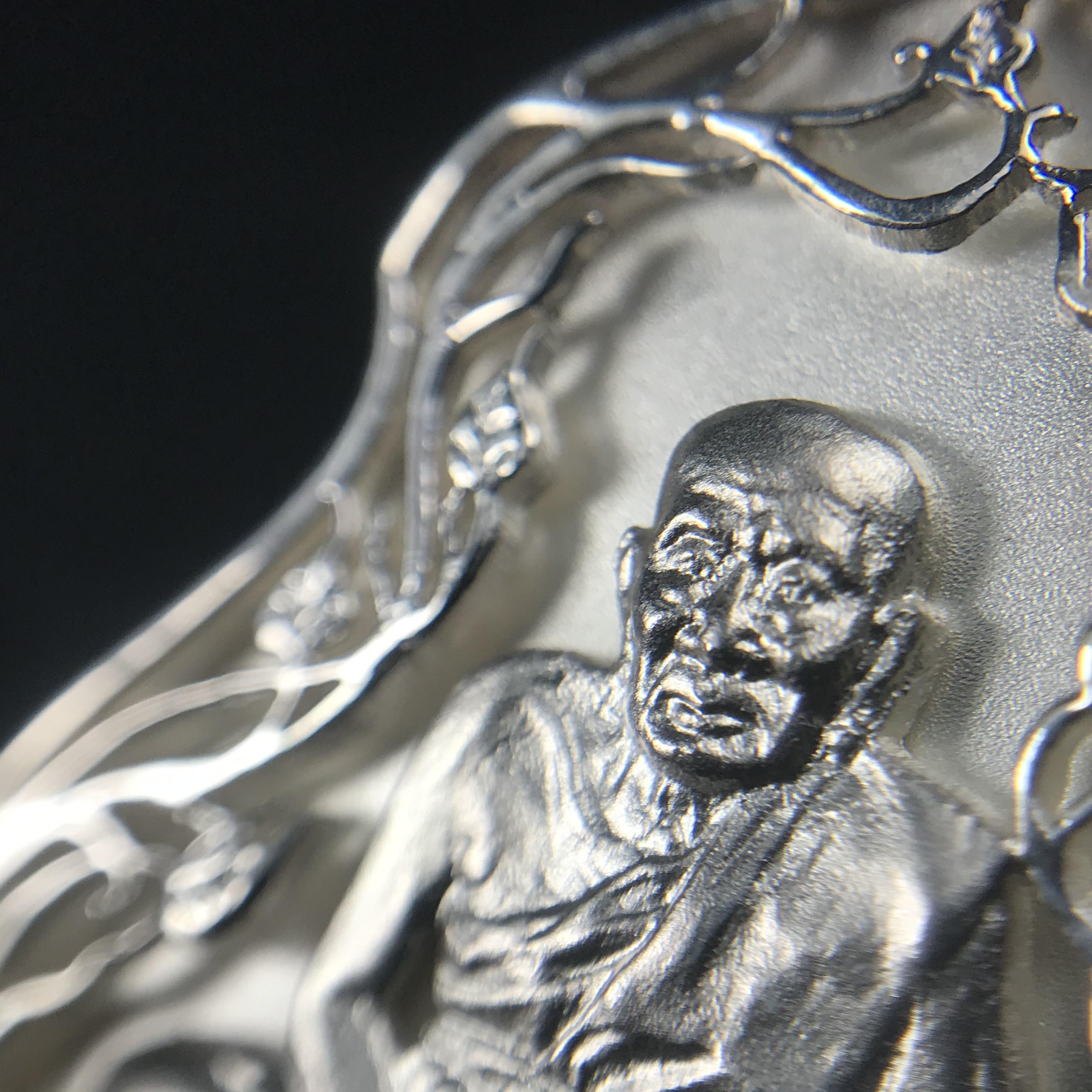 เหรียญหลวงปู่ทวด พระนามาภิไธย สก. แบบงานฉลุโบราณ(HAND MADE) ปี 2544 เนื้อเงิน(1 ใน 2000 เหรียญ)