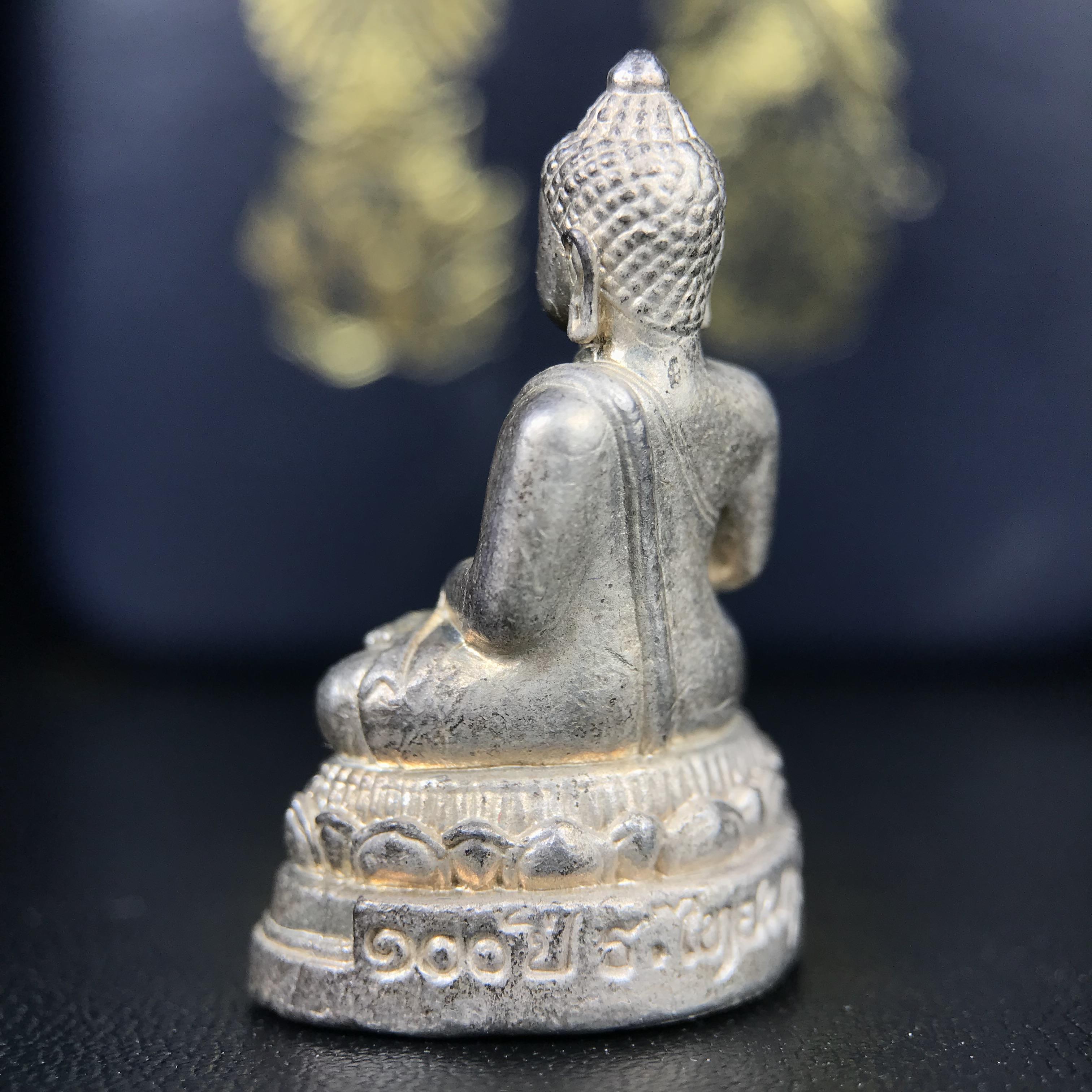 พระกริ่งพระพุทธนรสีห์ จปร.+ภปร. ครบรอบ 100 ปี ธนาคารไทยพาณิชย์ ปี 2550 พระกริ่งเนื้อเงิน(หายาก)(พุทธศิลป์งดงาม)ด้านหน้าฐานประดับด้วยตราสัญลักษณ์ "จปร" และ "ภปร" (องค์เนื้อเงินสร้างน้อย พบเจอน้อยหายาก)1 ใน 2500 องค์