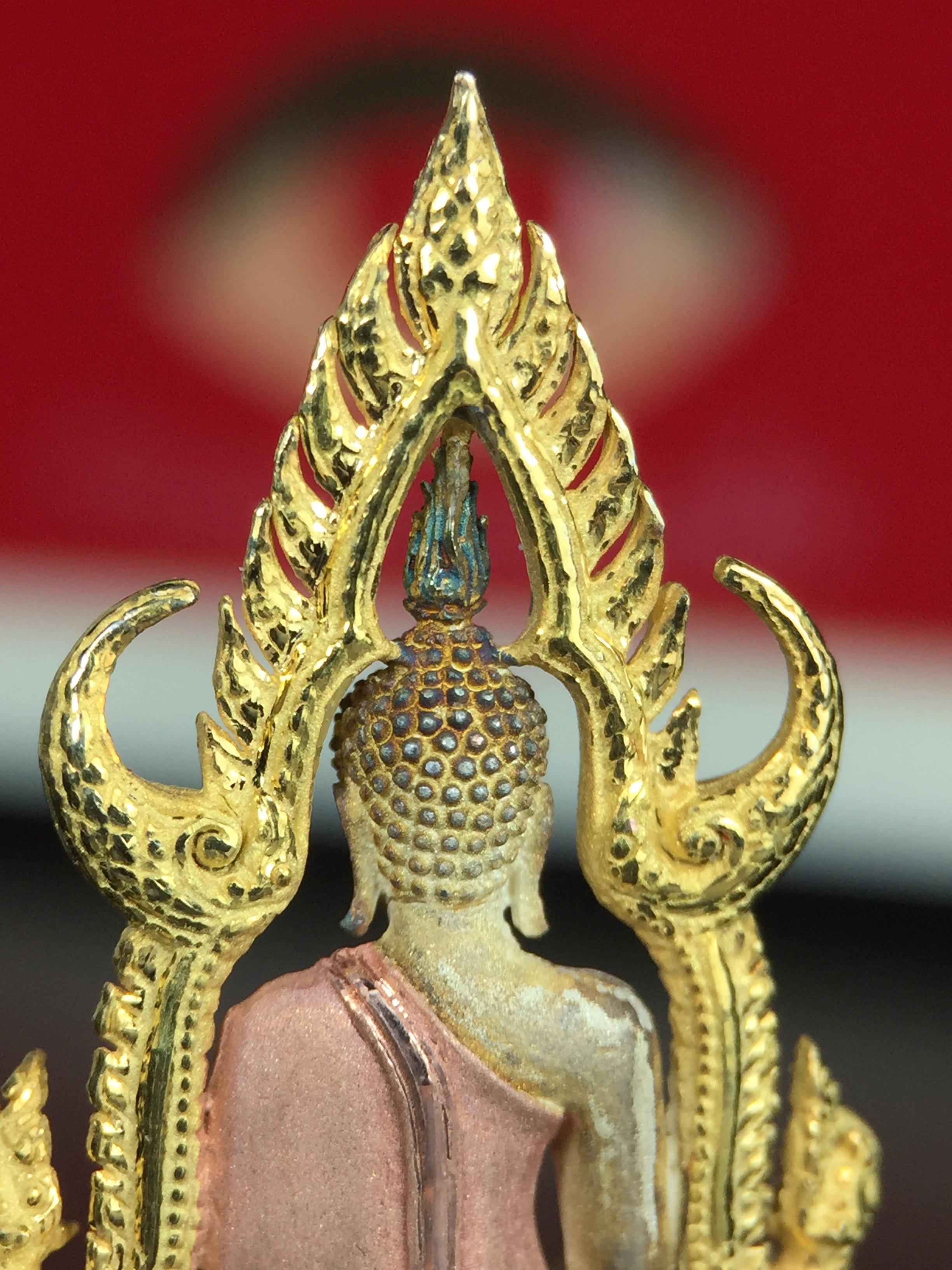 พระพุทธชินราช ภปร. ในวโรกาสพระราชพิธีมหามงคล เฉลิมพระชนมายุ6รอบ 5ธันวาคม2542 มูลนิธิพิทักษ์ดวงตาประชาชน จัดสร้าง เนื้อเงินบริสุทธิ์ 99.9% แบบสามกษัตริย์ขัดเงาบางส่วน พิมพ์ใหญ่ ขนาดสูง 3.4 ซม. พร้อมกล่องบรรจุเดิม