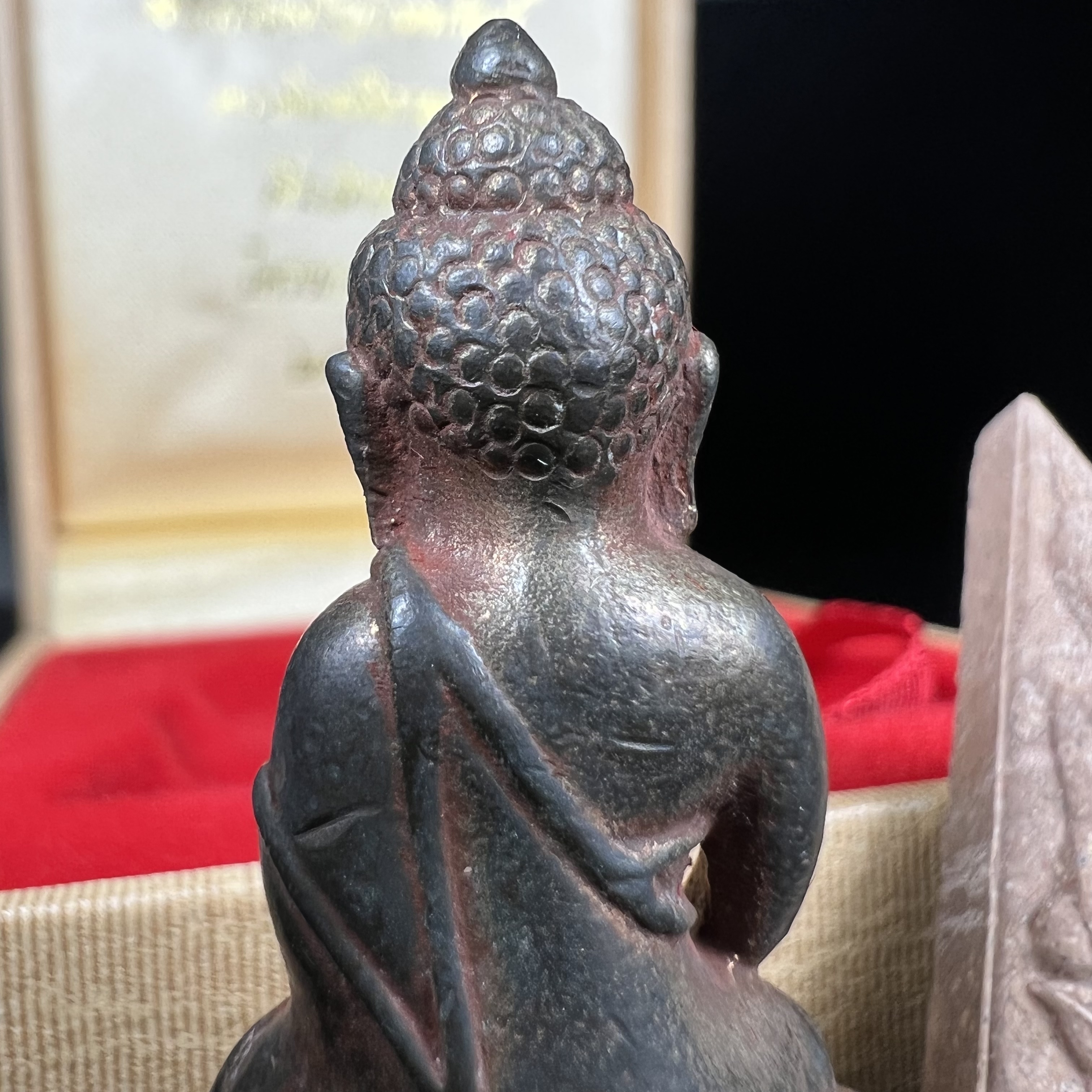 พระกริ่งเจริญโภคทรัพย์ พระพิมพ์จิตรลดา ที่ระลึกโครงการหลวง ปี 2539 ฉลองครองราชสมบัติครบ 50 ปี รัชกาลที่ 9 ตรากาญจนาภิเษกทองคำ(เนื้อทองคำแท้)(ชุดกรรมการหายาก)(1ใน1999ชุด)