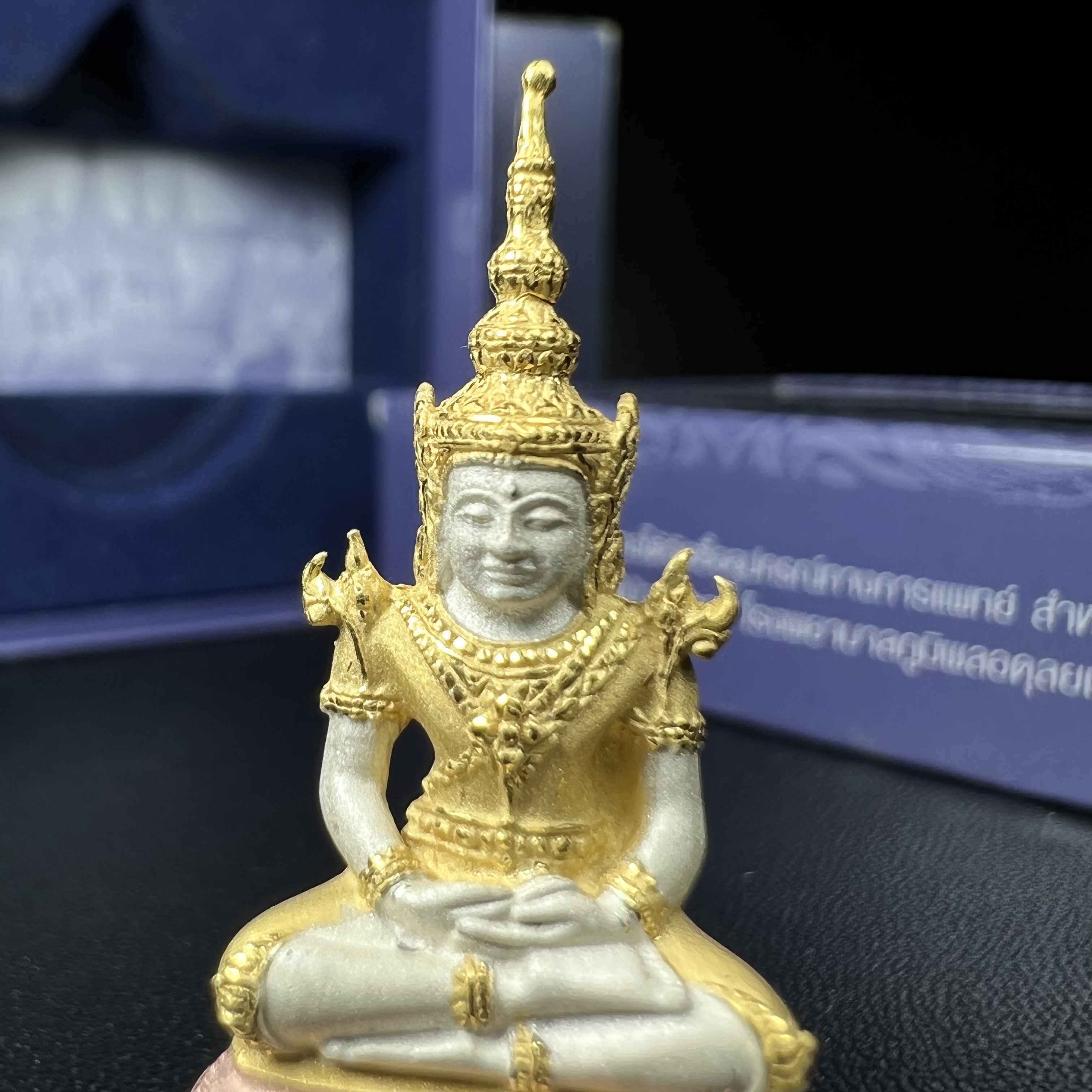 พระแก้วมรกต ภปร. ปี2547 จัดสร้างโดย รพ.ภูมิพลฯ เนื้อเงิน (3 กษัตริย์)ลอยองค์ หน้าตัก 1/2 นิ้ว งดงามทรงคุณค่าอีกหนึ่งรุ่นยอดนิยม หายาก