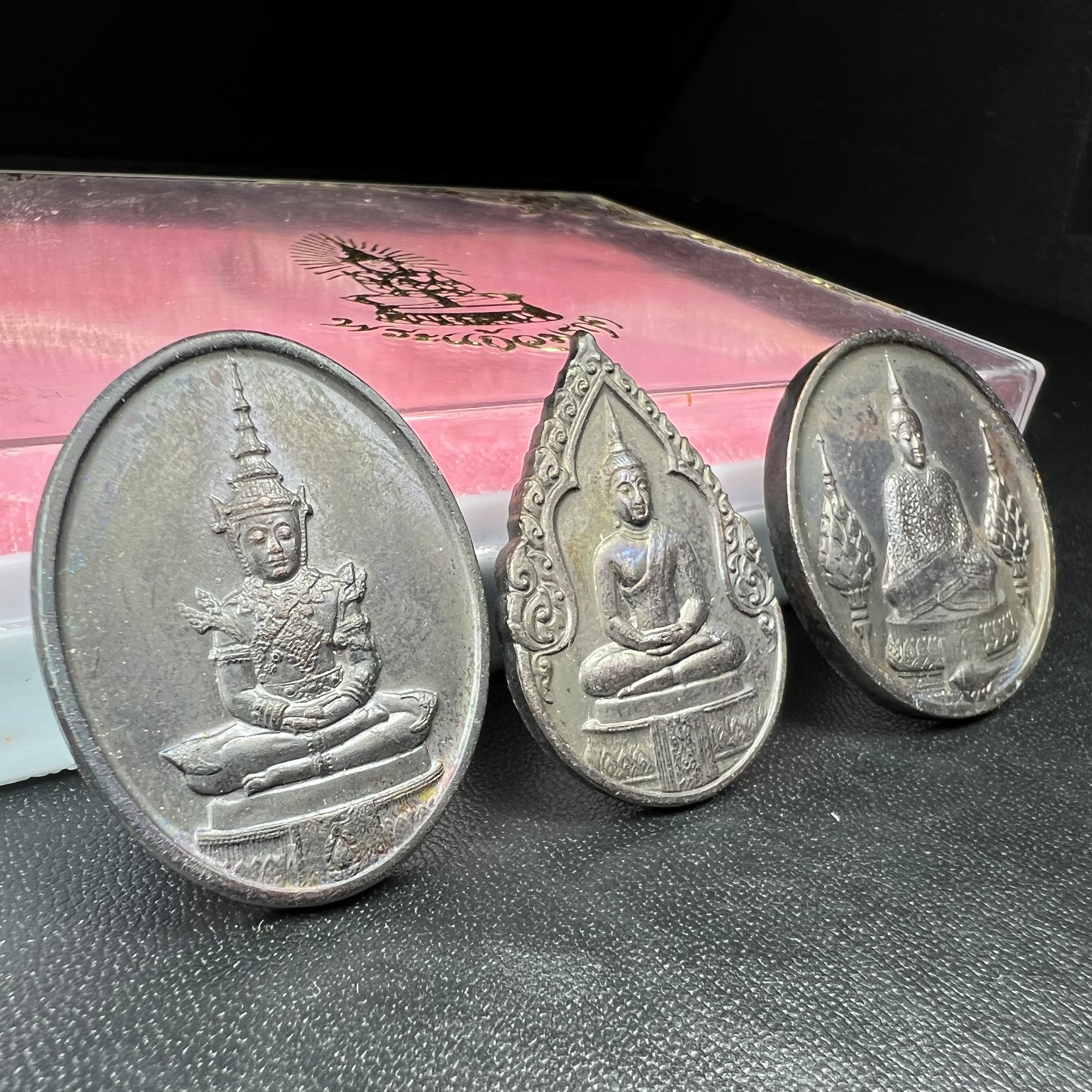 เหรียญพระแก้วมรกตหลัง ภปร. ฉลองกรุงรัตนโกสินทร์ครบ 200 ปี พ.ศ.2525 เนื้อทองแดงกล่องบรรจุเดิมครบ3พิมพ์(บล็อกพระราชศรัธา)(ในหลวงรัชกาลที่9 เสด็จในพิธี)