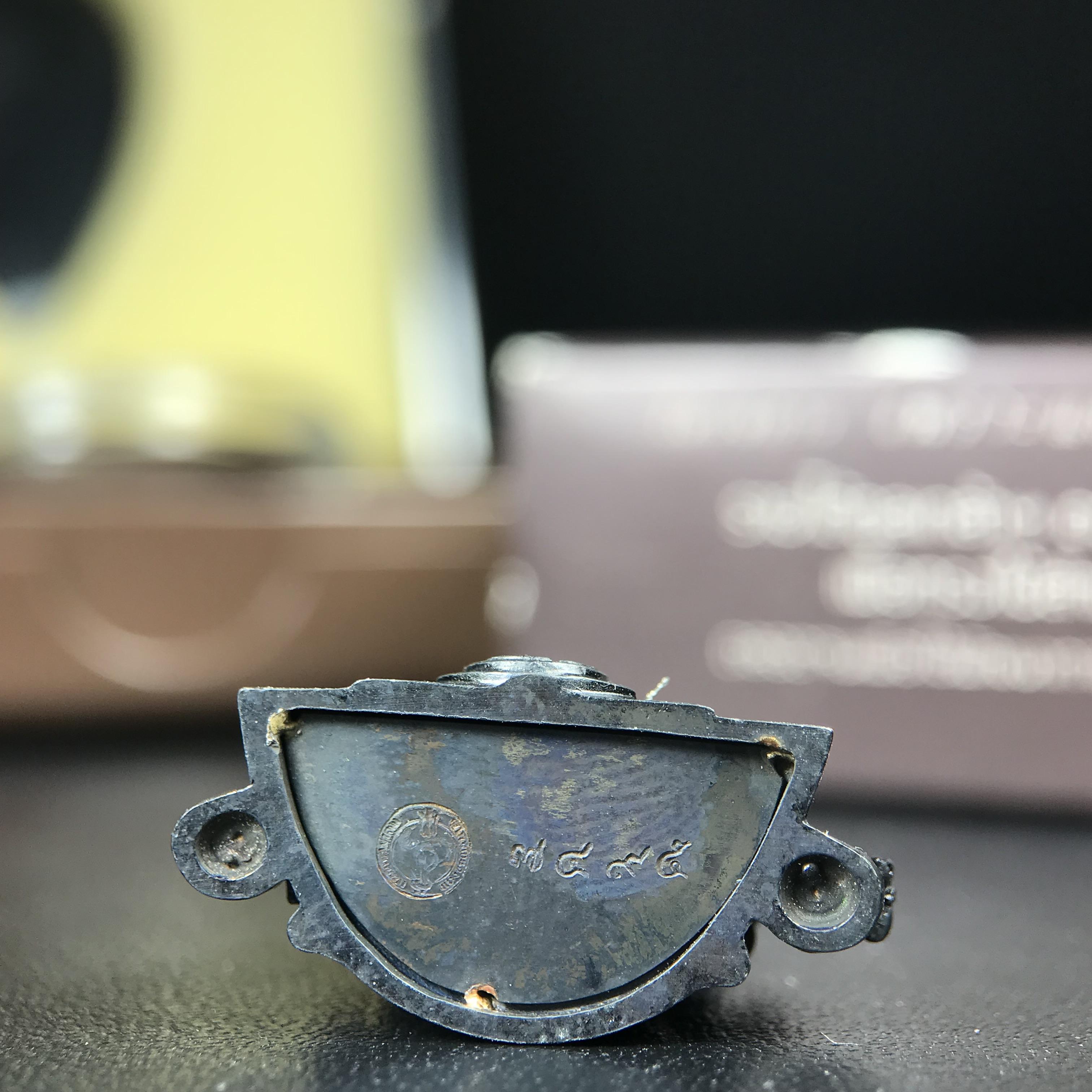 พระพุทธชินราช ภปร. โครงการ "เพราะแผ่นดินนี้ คือ แผ่นดินเกิด" ปี2548(รุ่นแรก) ลอยองค์ หน้าตัก 1/2 นิ้ว(ขนาด 3.5 x 2.5 ซม.) เนื้อเงินรมดำ(พุทธศิลป์จำลองเมื่อครั้งลอกทอง ครั้งที่3 เมื่อปี2547 ร้อยปีจะมีสักครั้ง "พระพุทธชินราชองค์ดำ")