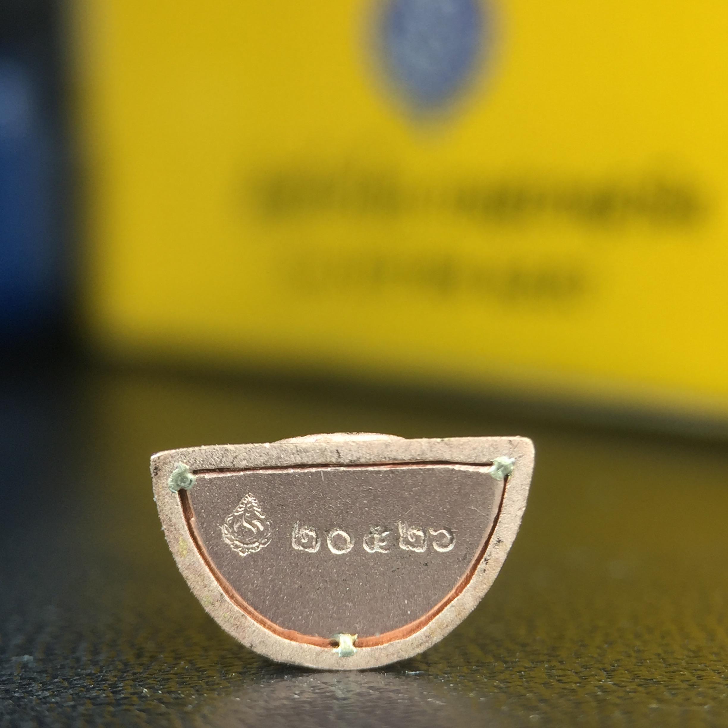 พระแก้วมรกต(จำลอง)ลอยองค์ ขนาดหน้าตัก 1/4 นิ้ว ทรงเครื่องฤดูร้อน เนื้อเงินสามกษัตริย์ ตราสัญลักษณ์ฉลองสิริราชสมบัติครบ 60 ปี พ.ศ.2549(สภาพสวย ครบ สมบูรณ์)