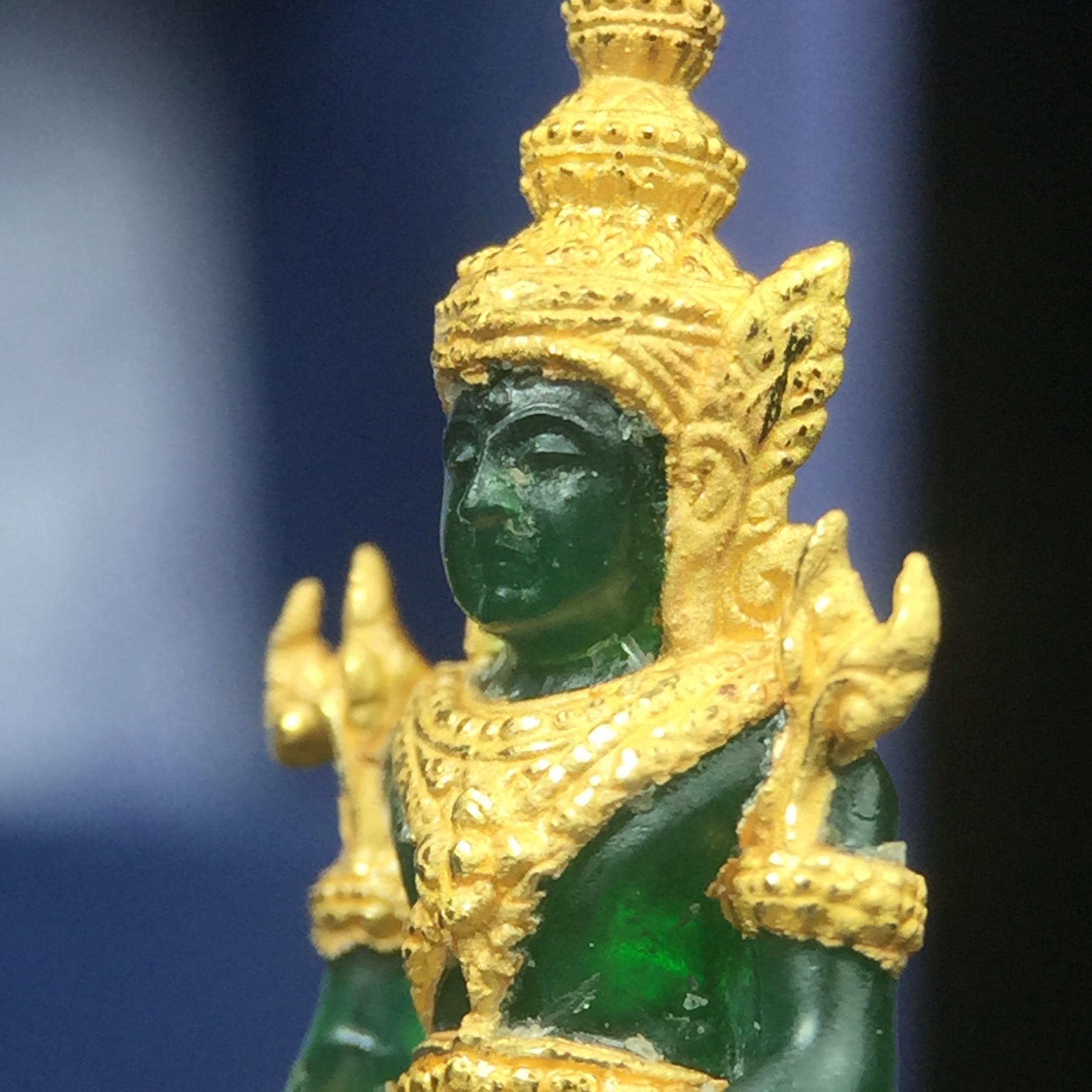 พระแก้วมรกต ภปร. จัดสร้างโดย รพ.ภูมิพลฯ ปี2547 ลอยองค์ขนาดหน้าตัก 1/2 นิ้ว เนื้อเรซิ่นหุ้มทองคำ99.99 งดงามทรงคุณค่าอีกหนึ่งรุ่นยอดนิยม หายาก