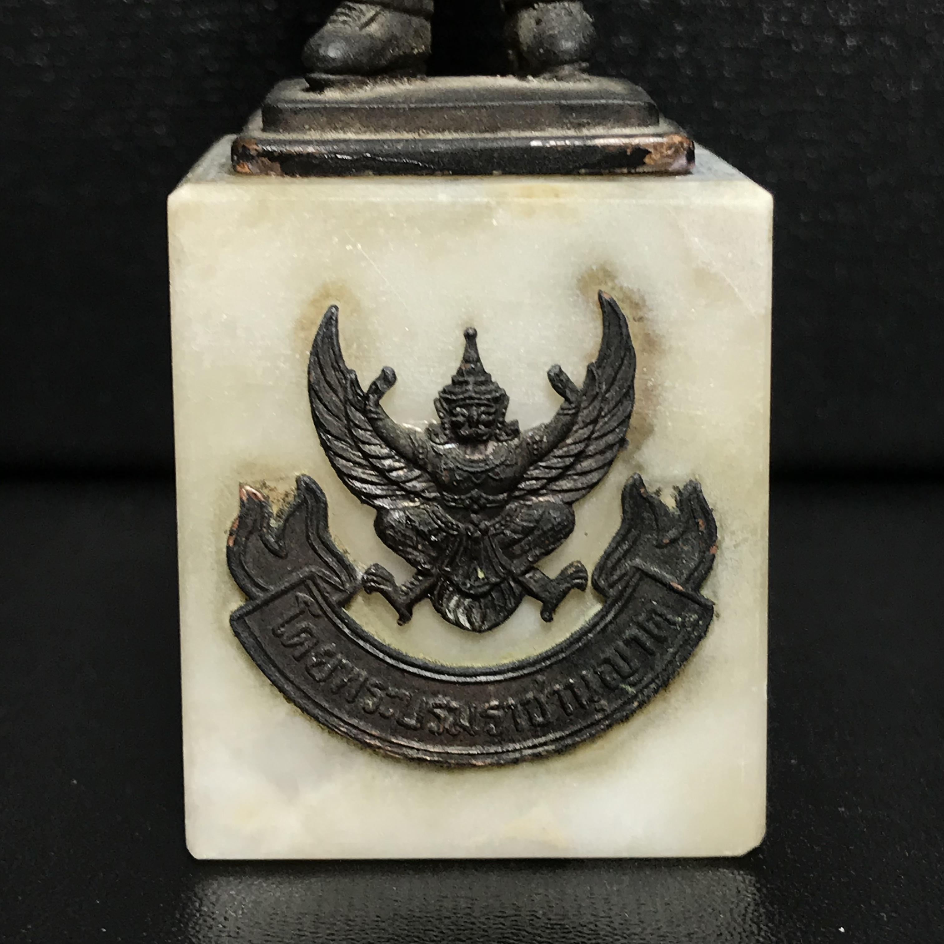 พระบรมรูปหล่อ ผู้ให้กำเนิดลูกเสือชาวบ้าน ในหลวงรัชกาลที่ 9 ทรงชุดลูกเสือชาวบ้าน ฐานหินอ่อน(หายาก)