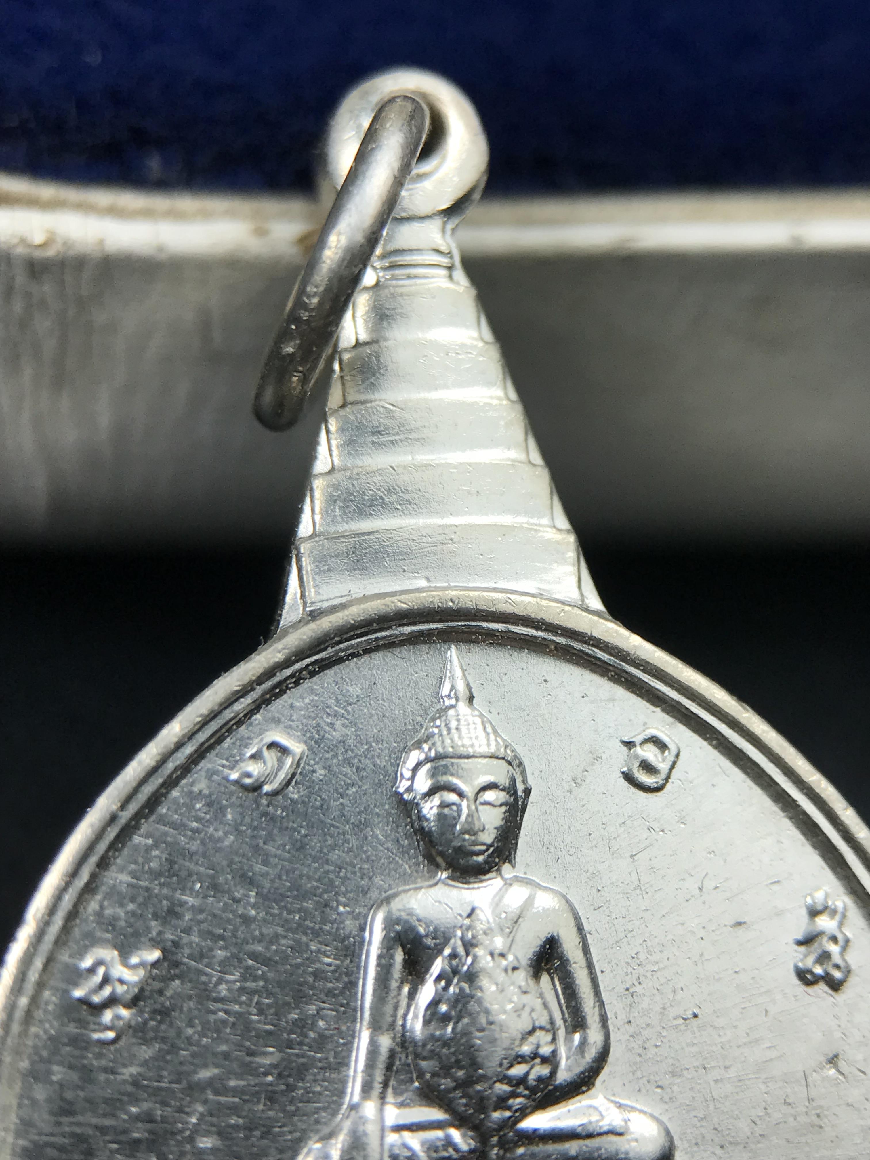 เหรียญพระชัยหลังช้าง หลัง สก. ปี 2535 เนื้อเงินหายาก สภาพสวยเดิมพร้อมกล่องบรรจุเดิมครบสมบูรณ์(พิธีใหญ่ รุ่นยอดมนิยม)