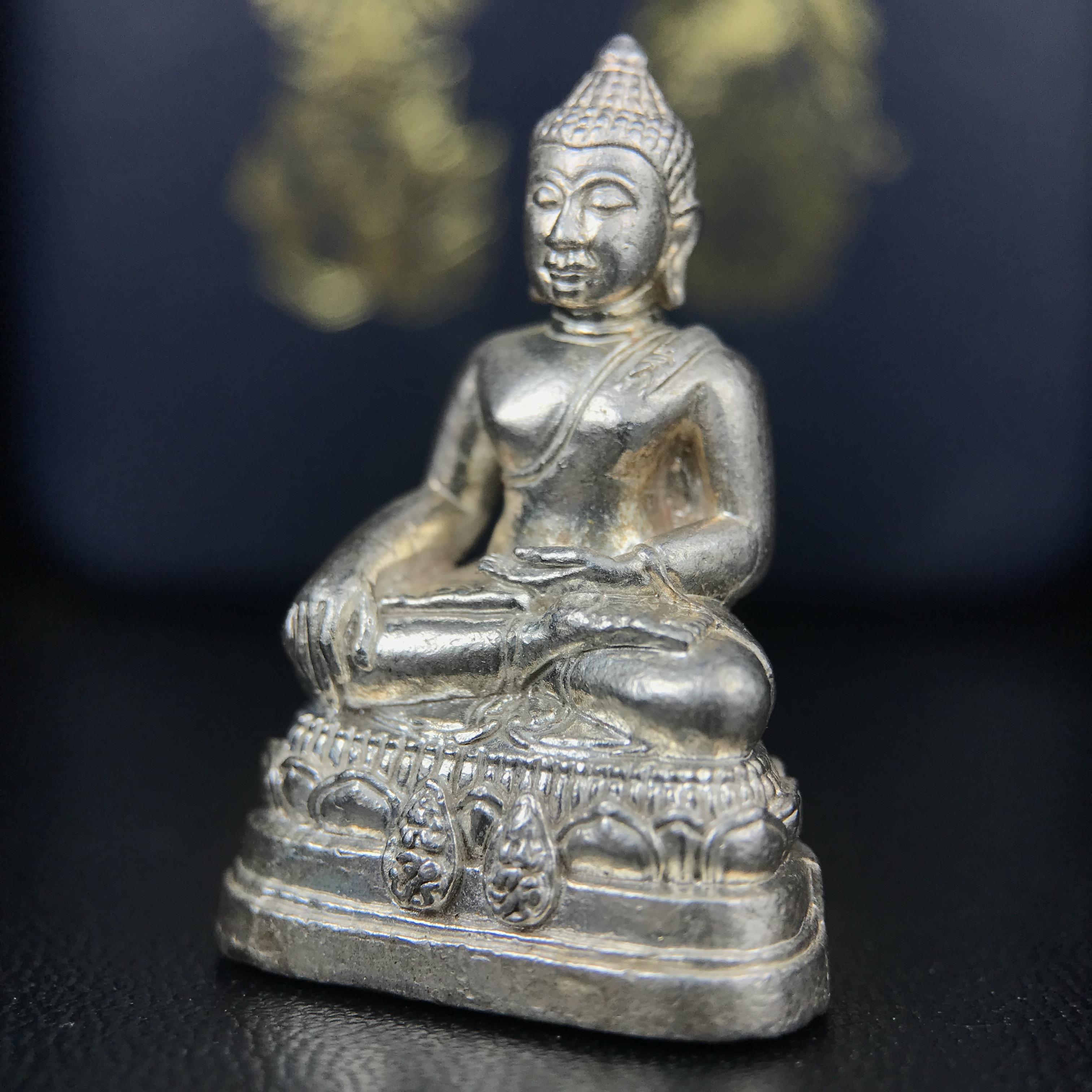 พระกริ่งพระพุทธนรสีห์ จปร.+ภปร. ครบรอบ 100 ปี ธนาคารไทยพาณิชย์ ปี 2550 พระกริ่งเนื้อเงิน(หายาก)(พุทธศิลป์งดงาม)ด้านหน้าฐานประดับด้วยตราสัญลักษณ์ "จปร" และ "ภปร" (องค์เนื้อเงินสร้างน้อย พบเจอน้อยหายาก)1 ใน 2500 องค์