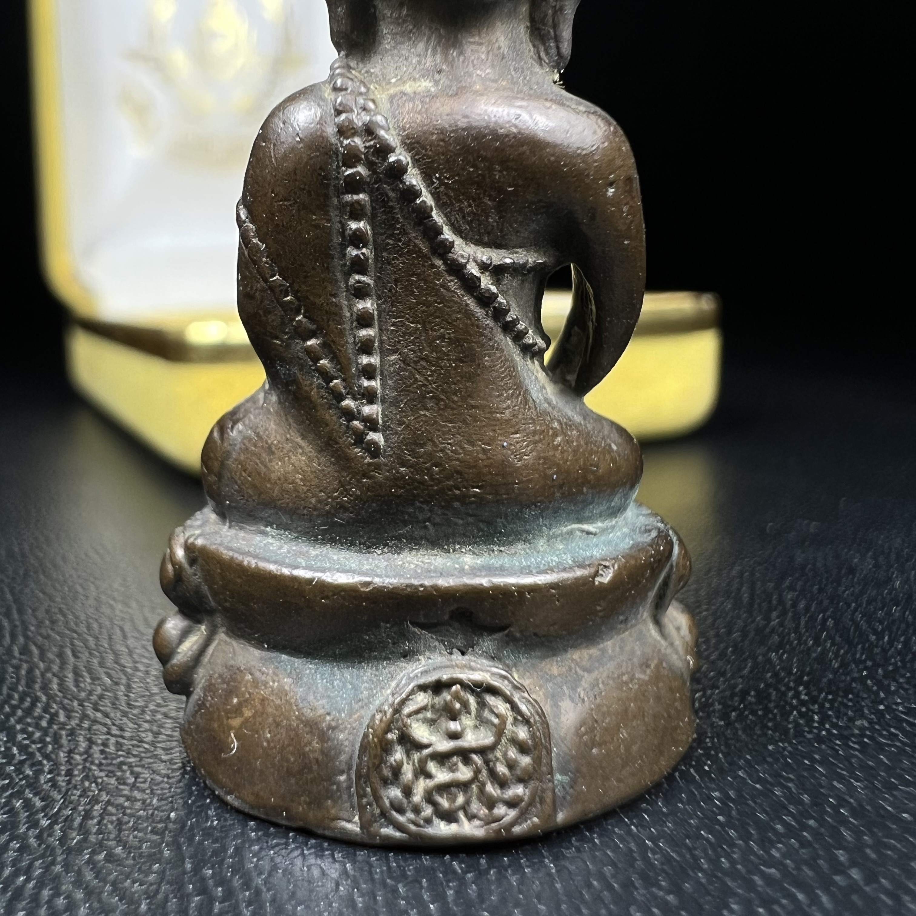 วัตถุมงคลคุ้มเกล้าฯ มหามงคลเฉลิมพระชนมพรรษา 6 รอบ รัชกาลที่ 9 ชุดพิเศษกรรมการ(หายาก) (ในหลวงรัชกาลที่9 ทรงจุดไฟพระฤกษ์และเททอง พิธีใหญ่)ยอดนิยมหายาก