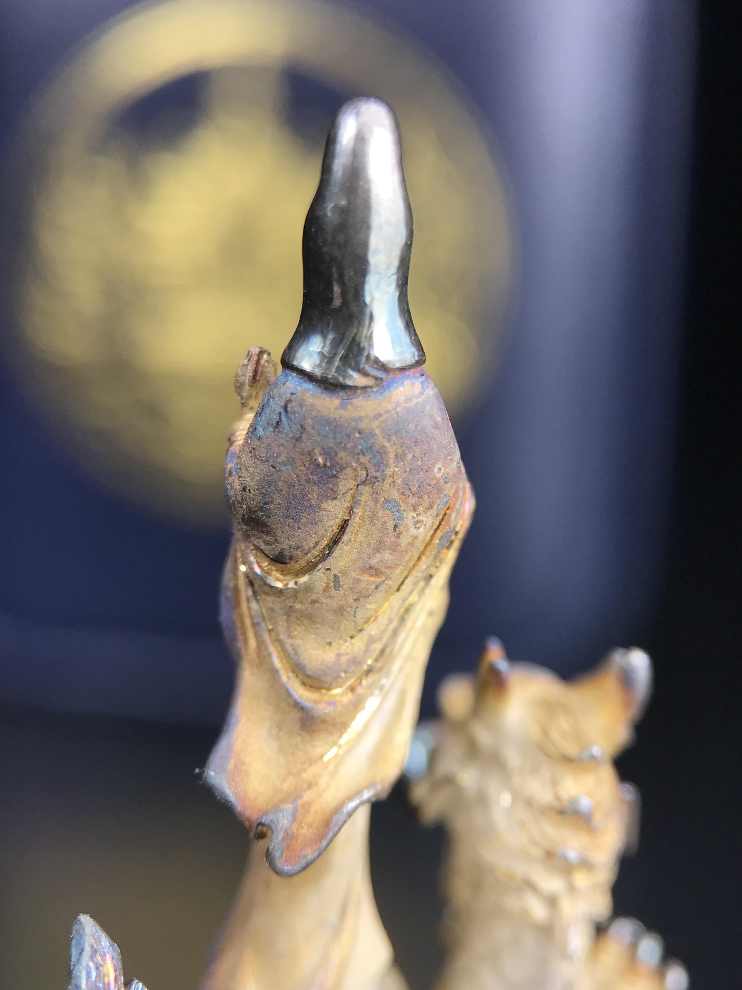 รูปหล่อลอยองค์พระโพธิสัตว์กวนอิม ทรงประทับมังกร จ.ระนอง ปี 2539 เนื้อเงิน พิมพ์ใหญ่(ผิวรุ้งไฟ)(สภาพผิวเดิมขึ้นสีรุ้งธรรมชาติสวยแบบนิยม)(เสน่ห์พระเนื้อเงินสีสันที่ธรรมชาติสรรค์สร้าง)เฉลิมฉลองในวโรกาสที่พระบาทสมเด็จพระเจ้าอยู่หัวทรงครองสิริราชสมบัติครบ50ปี