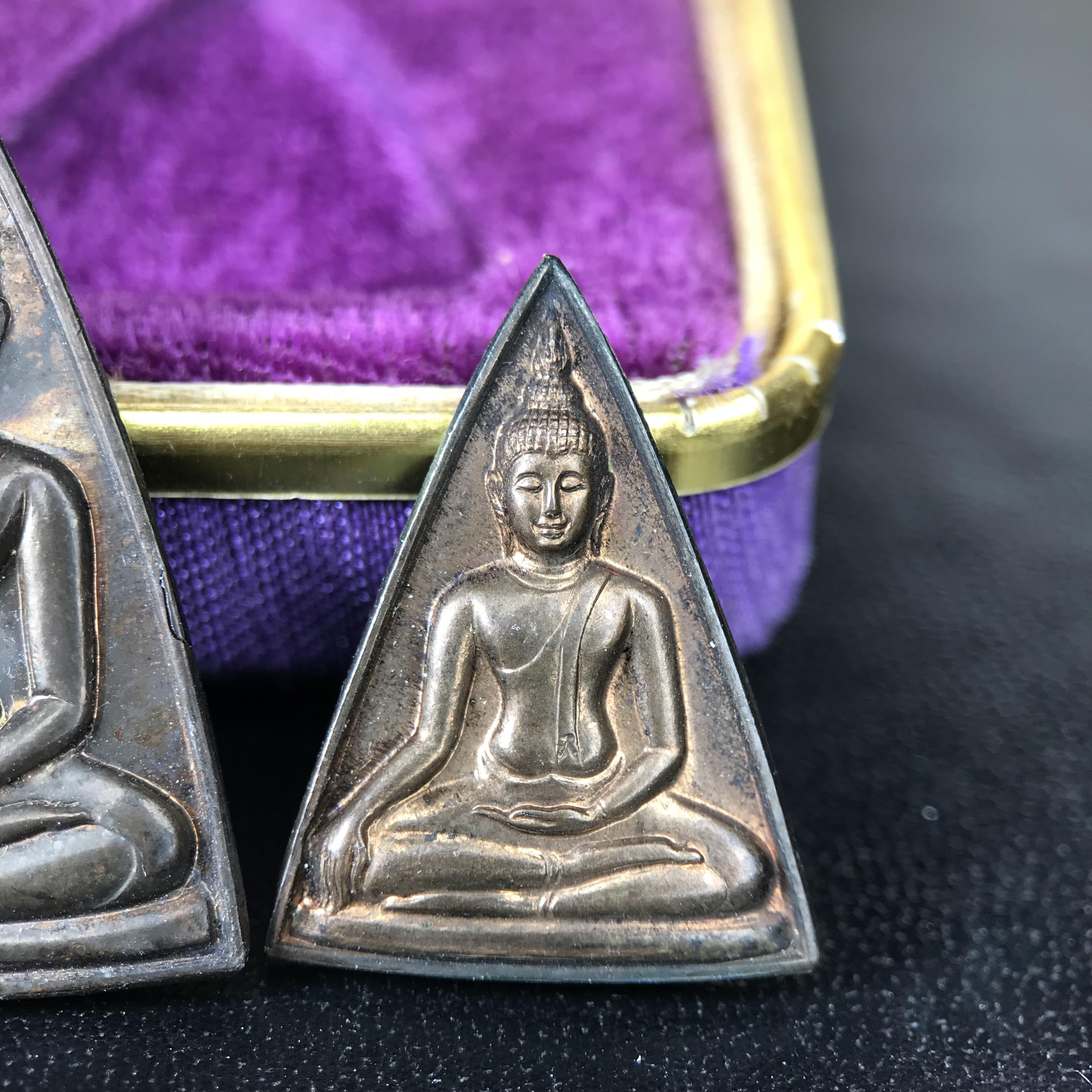 เหรียญสมเด็จนางพญาคุณากร หลัง ญสส. ปี 2532 ชุดเนื้อเงินและเนื้อนวโลหะ พิมพ์ใหญ่คู่พิมพ์เล็ก(ชุดพิเศษกรรมการ 1 ใน 500 ชุด) พิธีใหญ่ สภาพสวยผิวเดิมพร้อมกล่องบรรจุเดิมกำมะหยี่สีม่วงสัญลักษณ์ “สธ” สมเด็จพระเทพฯ ครบสมบูรณ์***ชุดแจกกรรมการพบเจอน้อย หายาก***