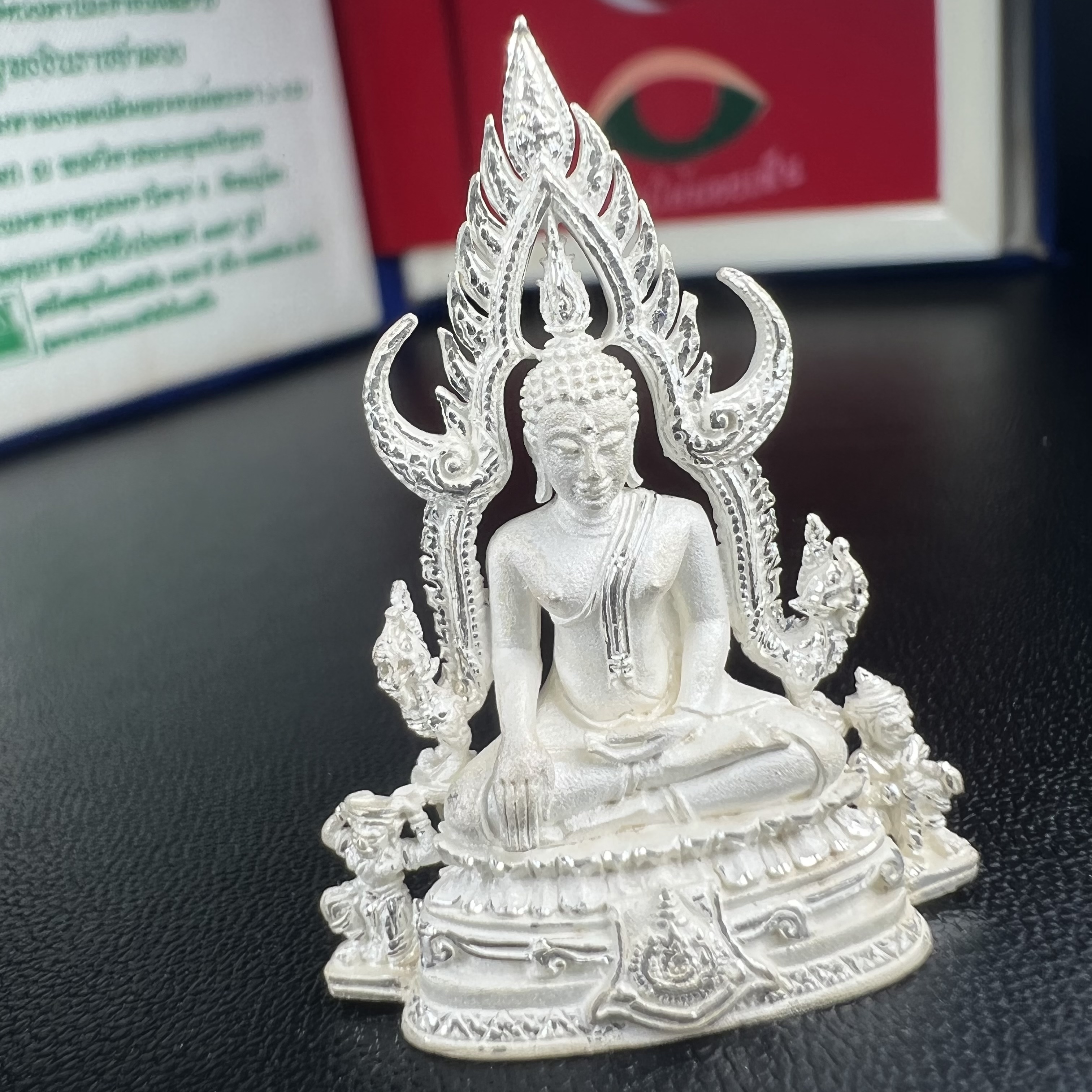 พระพุทธชินราช ภปร. ในวโรกาสพระราชพิธีมหามงคล เฉลิมพระชนมายุ6รอบ 5ธันวาคม2542 มูลนิธิพิทักษ์ดวงตาประชาชน จัดสร้าง เนื้อเงินแบบทรายนวลขัดเงาบางส่วน พิมพ์ใหญ่ ขนาดสูง 3.4 ซม. พร้อมกล่องบรรจุเดิม