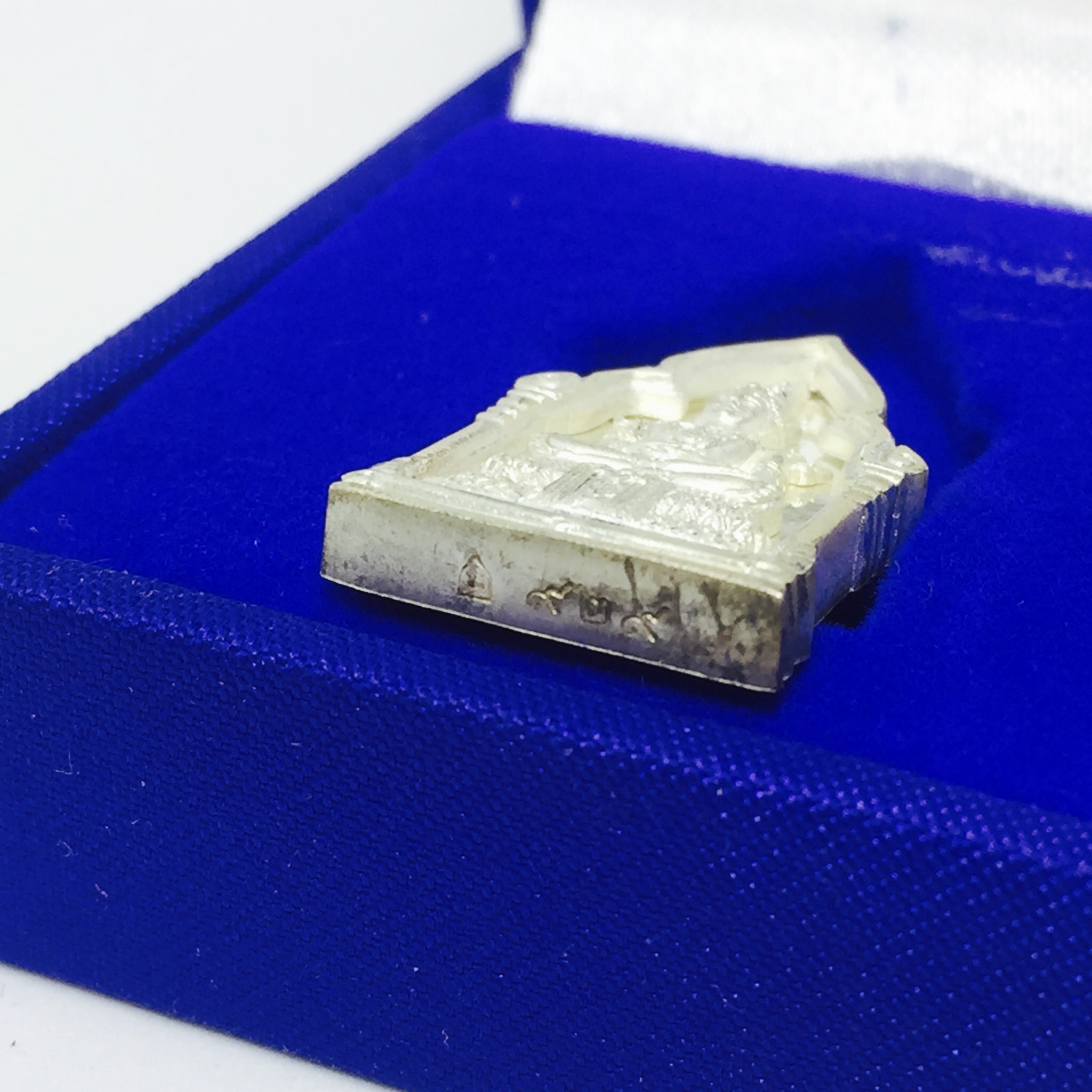 เหรียญพระพุทธมหามณีรัตนปฎิมากร(พระแก้วมรกต)รุ่น เฉลิมพระเกียรติ วัดพระศรีรัตนศาสดารามราม(วัดพระแก้ว) ปี 2543 เนื้อเงินพิมพ์เล็ก