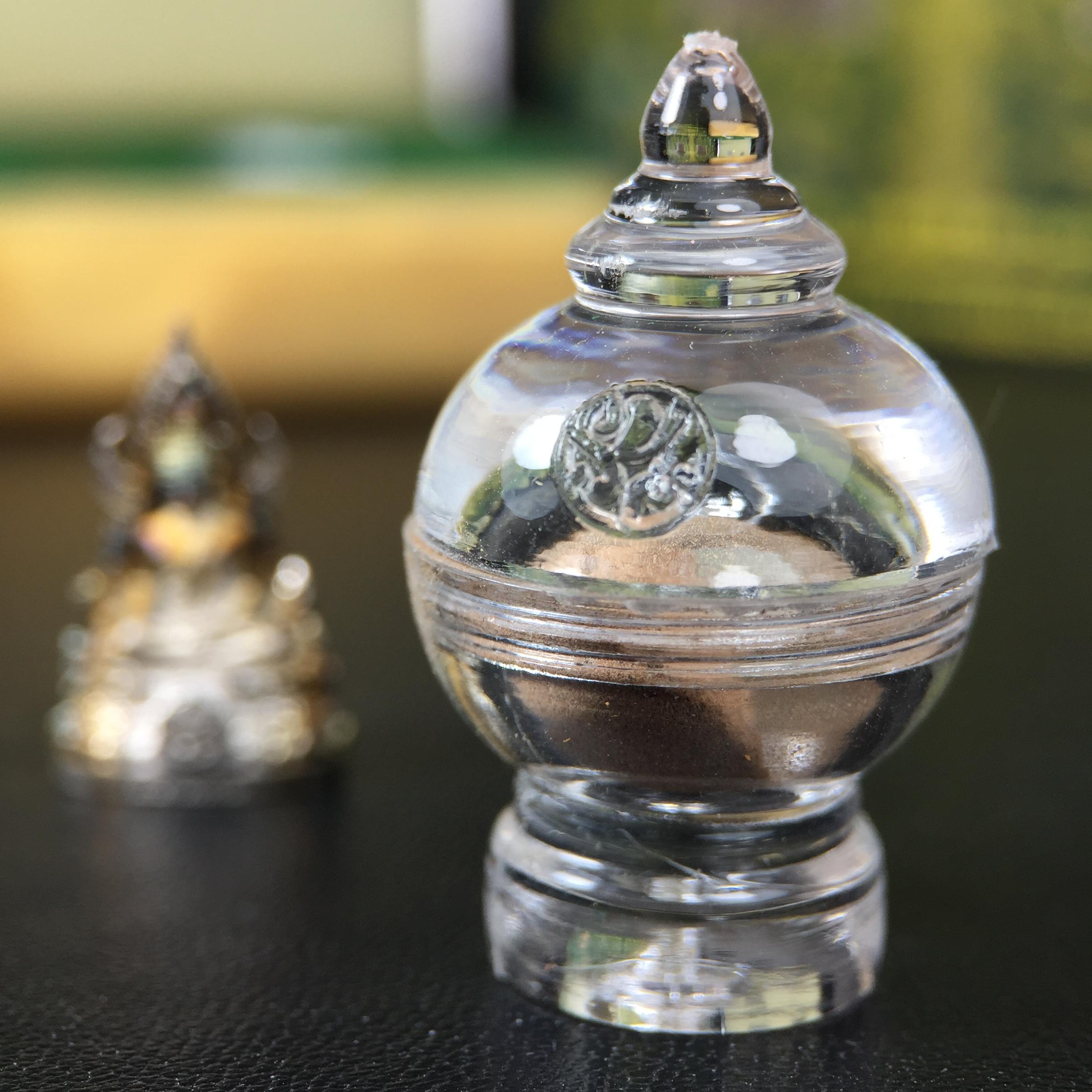 พระพุทธชินราช(จำลอง) ภปร. 84 พรรษา เนื้อเงินชุบทองคำขาว พิมพ์เล็กขนาดหน้าตัก 1/4 นิ้ว (สภาพผิวเดิมสวย ขึ้นสีรุ้งธรรมชาติ แบบนิยม)(พระราชทานมวลสาร จิตรลดาและเส้นพระเจ้า(เส้นผม))