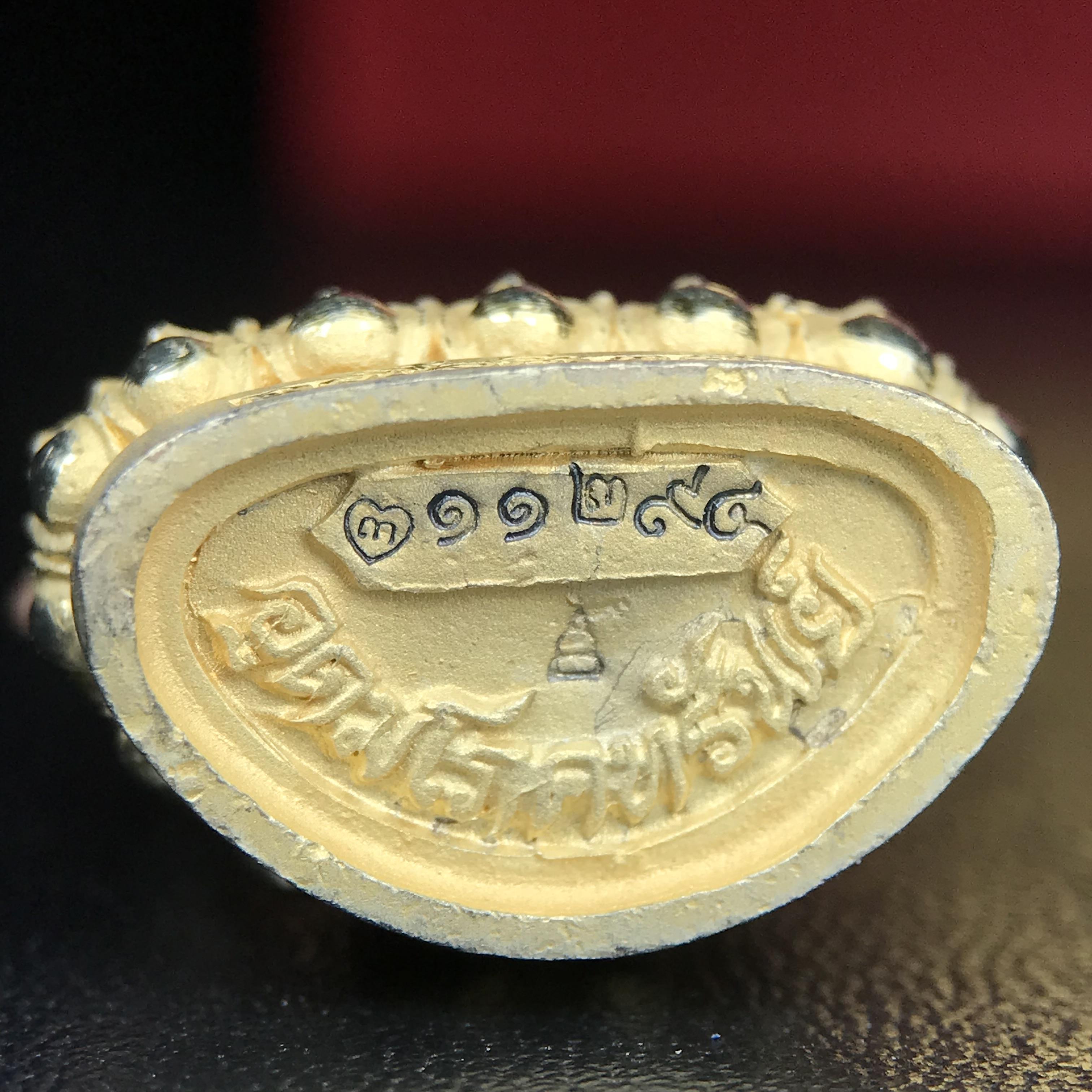 พระกริ่งอวโลกิเตศวร ( เจ้าแม่กวนอิม ) วัดโพธิ์แมนคุณาราม รุ่นอุดมโภคทรัพย์ พ.ศ.2539 เนื้อเงิน 3 กษัตริย์ ผิวสวยเดิมพร้อมกล่องบรรจุเดิม (อีกหนึ่งรุ่นยอดนิยม พุทธศิลป์สวยงดงาม)