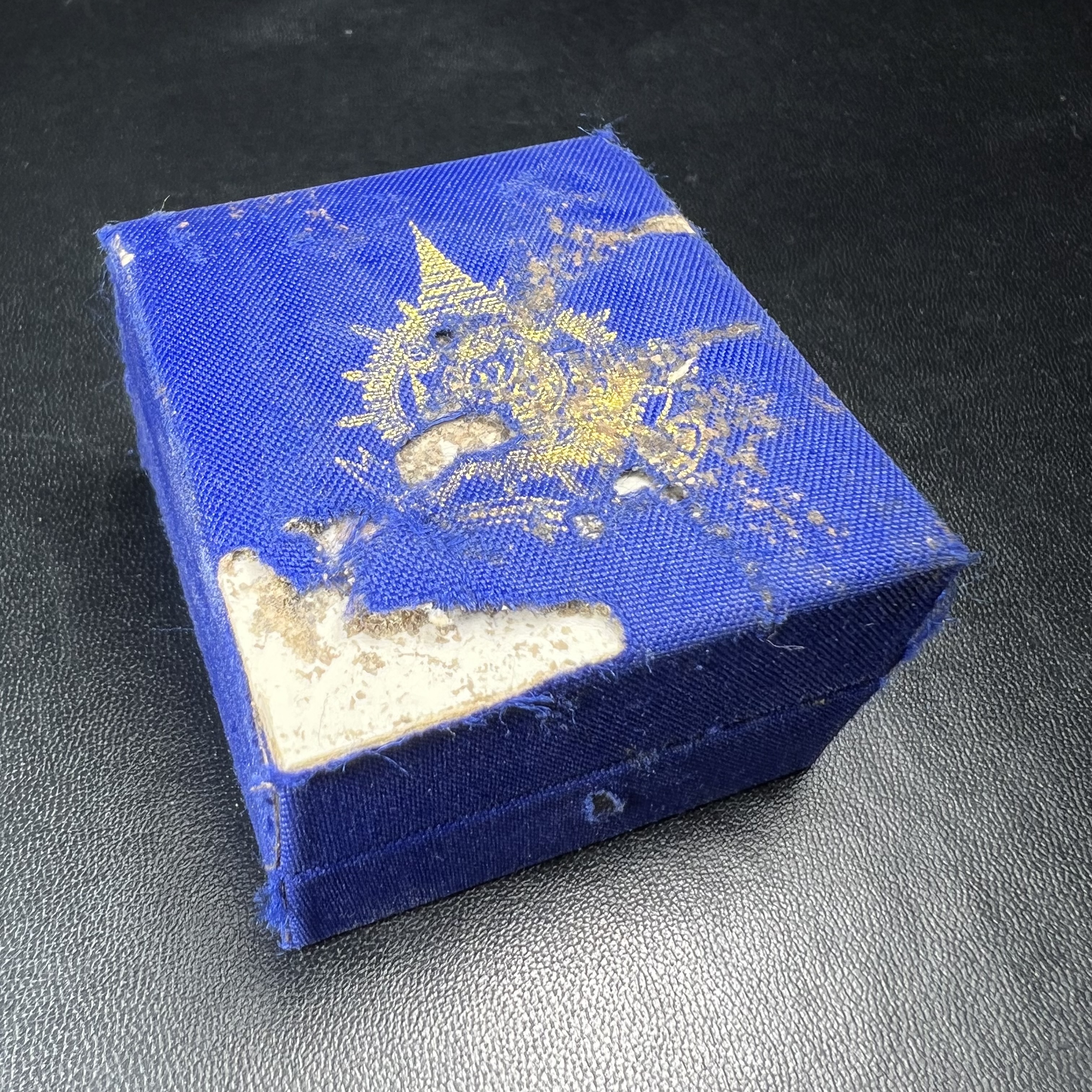 พระกริ่งไพรีพินาศ บรรจุเหล็กไหล ครั้งแรกและครั้งเดียวในประวัติศาสตร์ เฉลิมพระเกียรติ พระบาทสมเด็จพระเจ้าอยู่หัวรัชกาลที่9 พระชนมพรรษา 6 รอบ ปี2542 เนื้อสัมฤทธิ์(บรรจุเหล็กไหล)ดีนอก-ดีใน พิธีใหญ่ มวลสารเด่น (หายาก)***กล่องบรรจุเก่าชำรุดตามรูป***