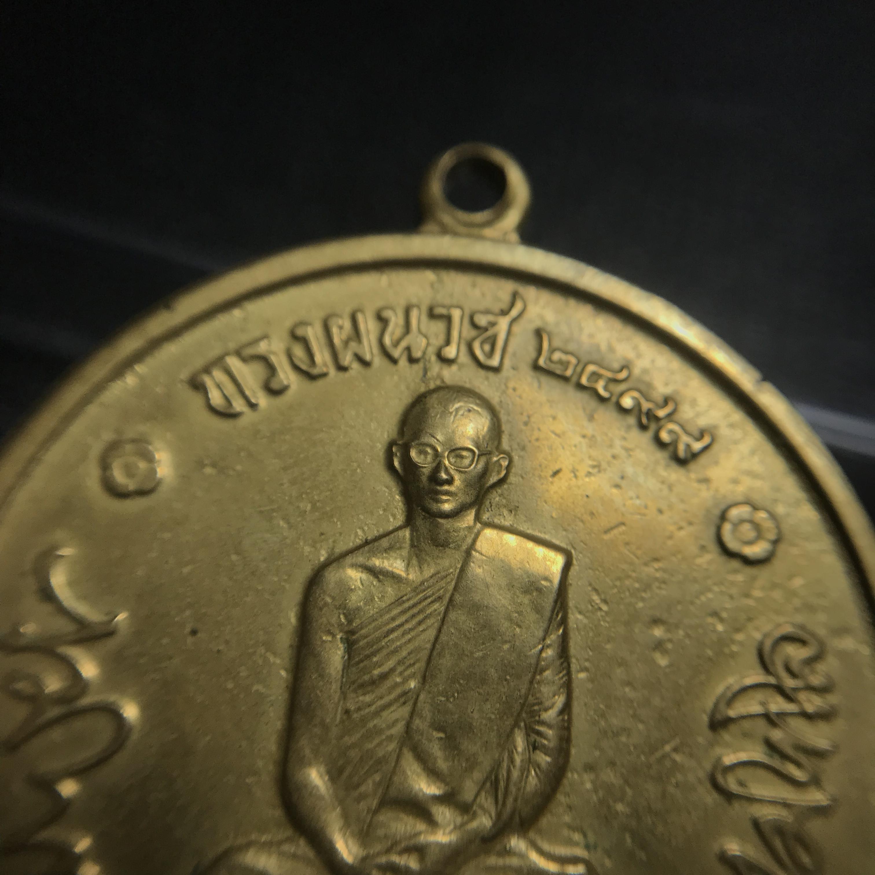 เหรียญทรงผนวช ในหลวงรัชกาลที่9 วัดบวรนิเวศวิหาร พ.ศ.2508 เนื้อทองเหลืองฝาบาตร พิมพ์ธรรมดา(เจดีย์ไม่เต็ม) บล็อกหลังอัลปาก้า สภาพสวยสุดๆคมๆหายาก