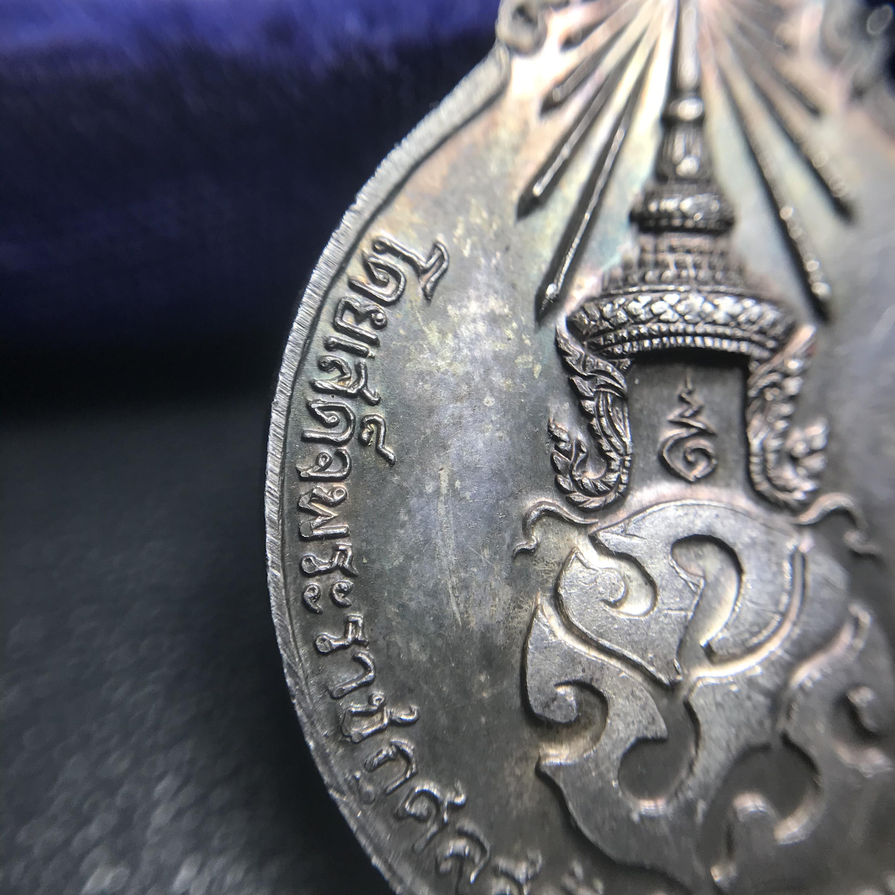 หลวงปู่แหวน วัดดอยแม่ปั๋ง รุ่นสร้างตึกโรงพยาบาล ปี 2521 หลัง ภปร.(ใหญ่) เนื้อเงิน(บล็อกนิยม)(คัดสวยสภาพผิวเดิม)กล่องเดิมครบสมบูรณ์(หายาก)