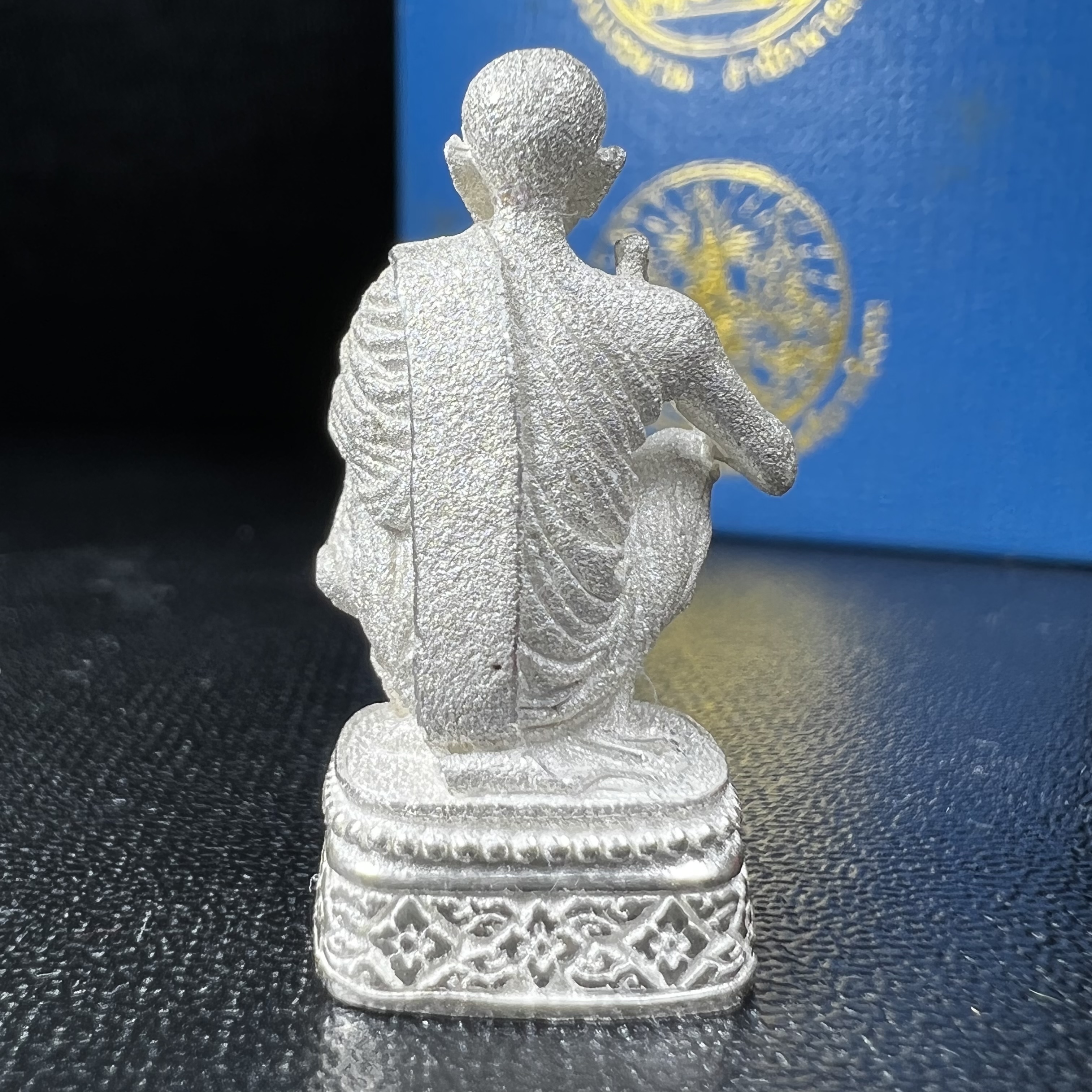 รูปหล่อหลวงพ่อคูณ รุ่นลาภ ยศ ทวีคูณ ปี2538 เนื้อเงินพ่นทรายประกายเพชร พร้อมกล่องบรรจุเดิมครบ(สภาพสวยเดิม นิยม)