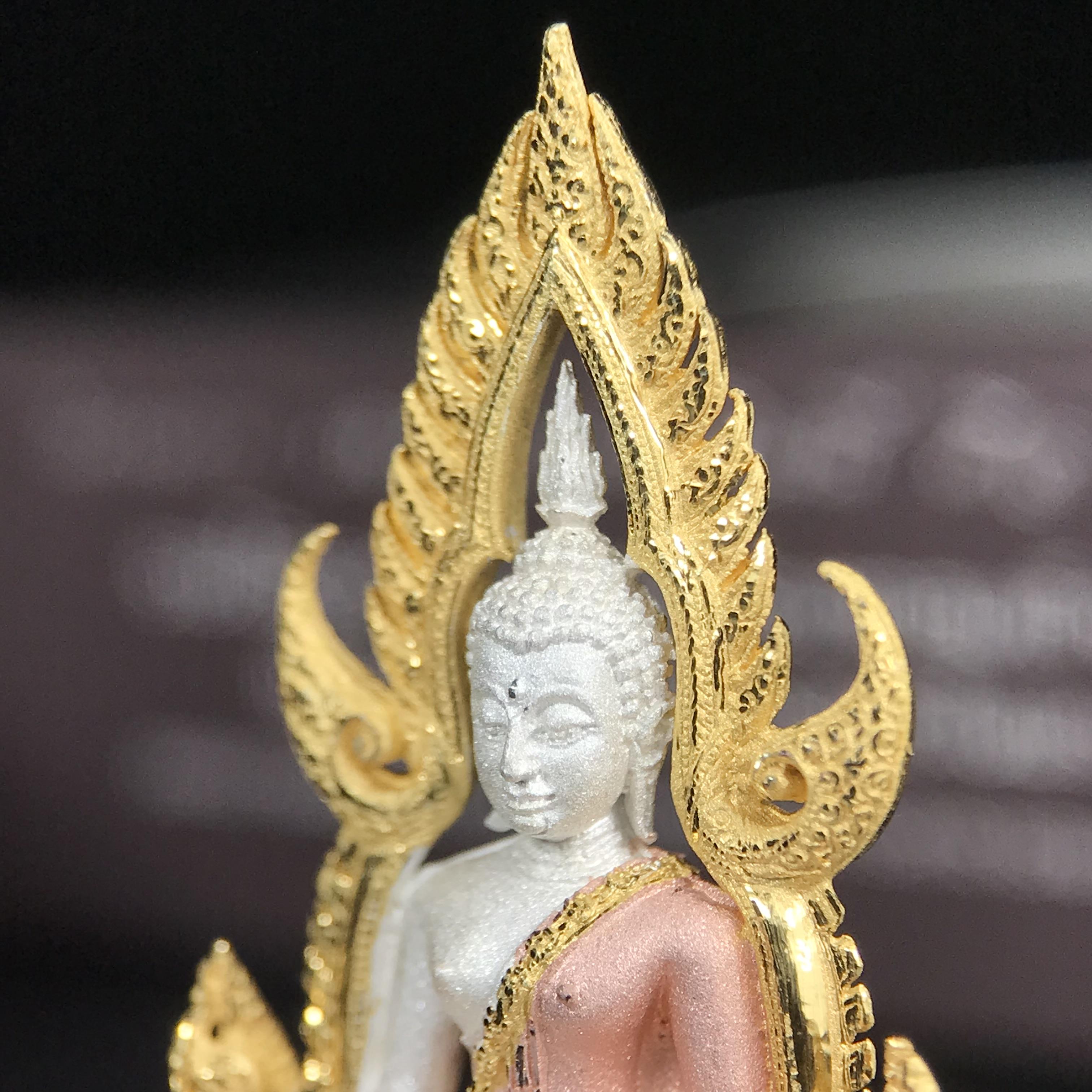 พระพุทธชินราช ภปร. โครงการ "เพราะแผ่นดินนี้ คือ แผ่นดินเกิด" ปี 2548(รุ่นแรก) ลอยองค์เนื้อเงินสามกษัตริย์ หน้าตัก 1/2 นิ้ว (ขนาด 3.5 x 2.5 ซม.) พุทธศิลป์งดงามทรงคุณค่า รุ่นยอดนิยม