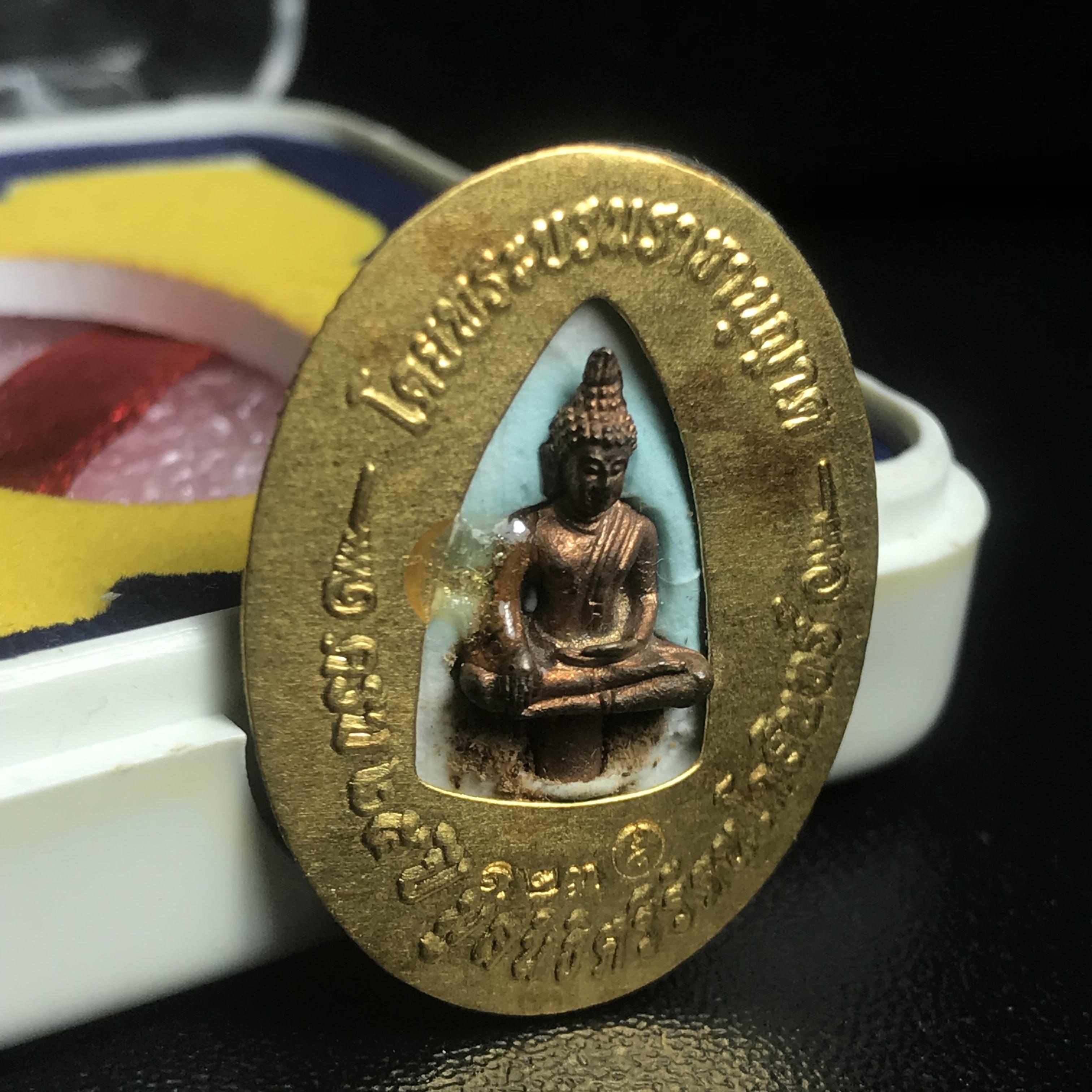 ล็อกเกตในหลวงรัชกาลที่9 ที่ระลึกครบ 25 ปี มูลนิธิศรีรัตนโกสินทร์ วัดสุทธาราม พ.ศ. 2550 พิมพ์ทรงวงรีรูปไข่เล็ก ฉากสีทอง หลังปิดแผ่นทองคำ ฝังพระยอดธง บรรจุมวลสารจิตรลดาและเกศาในหลวง ร.9 (หมายเลข 123)(นัมเบอร์สวยเลขเรียง)(นิยมหายากสุด)(1 ใน 422 องค์)