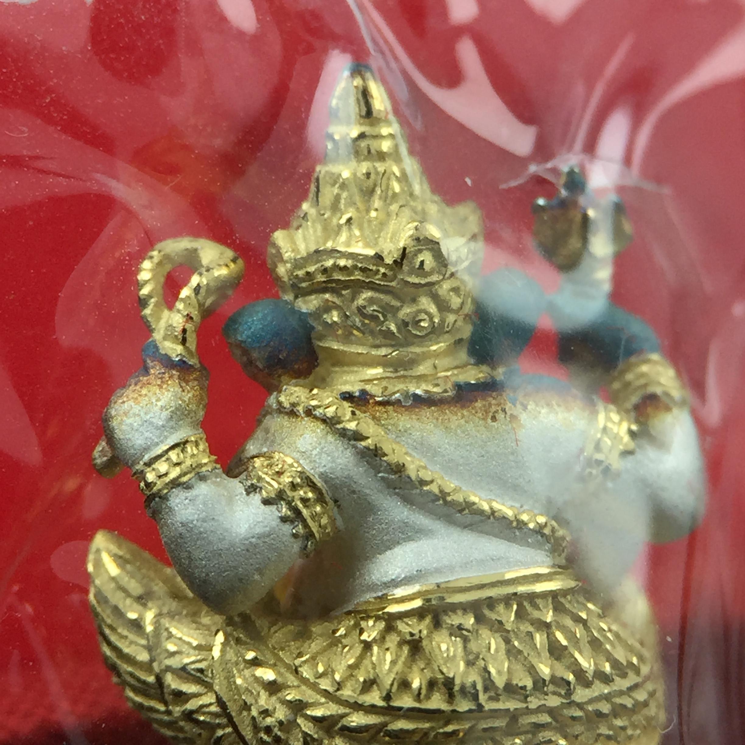 พระพิฆเณศวร วัดบวรนิเวศวิหาร ปี 2542 เนื้อเงินสามกษัตริย์พ่นทรายขัดเงาบางส่วน(ฝังพลอย1เม็ด)(ขนาด 2* 1.4 ซม.) สภาพสวยซีนซองเดิมพร้อมกล่องบรรจุเดิม ตอกโค๊ดหมายเลขกำกับ(ผิวเดิมขึ้นสีรุ้งธรรมชาติ สวย)(คัดสภาพสวยเดิม พิธีใหญ่ พุทธศิลป์งดงาม)