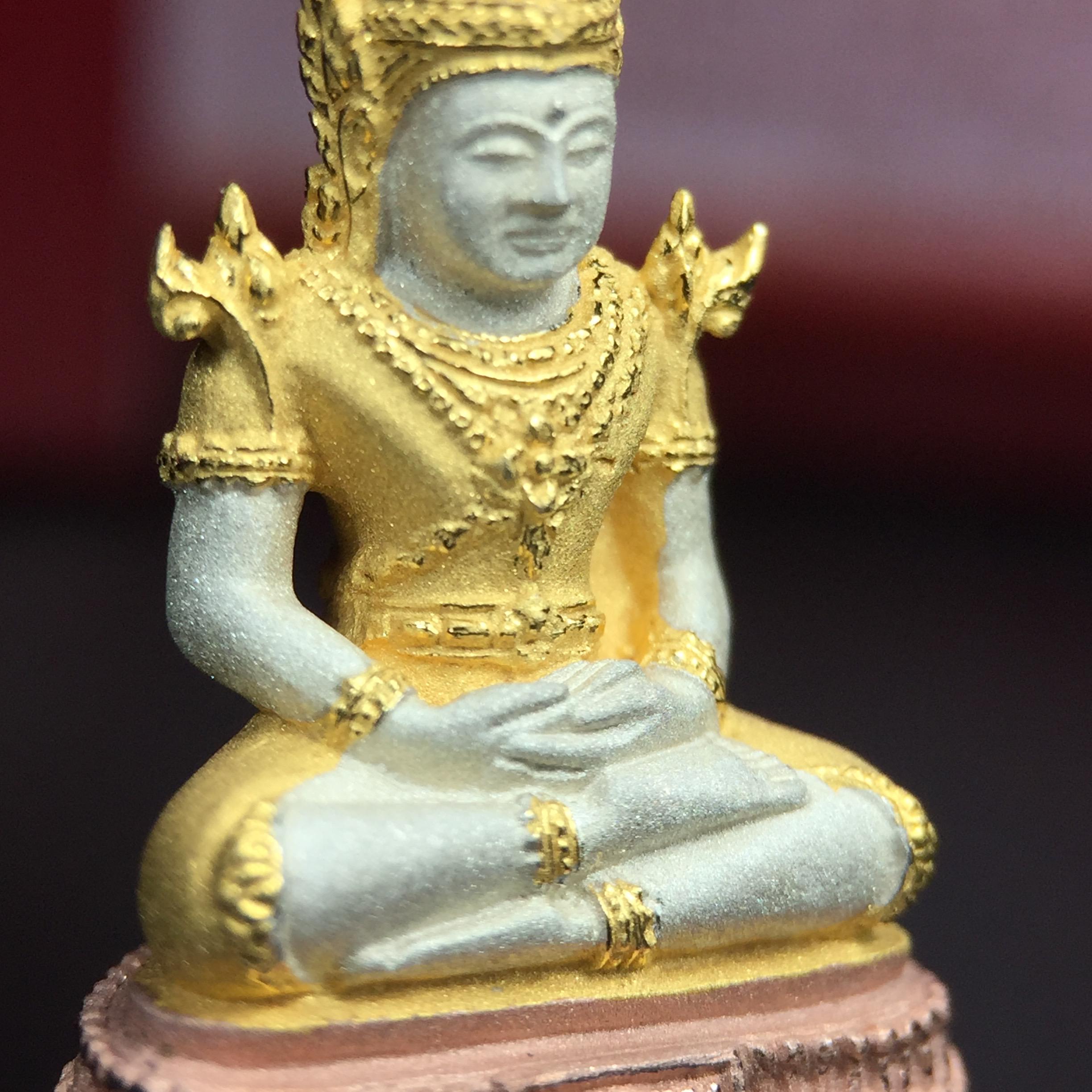 พระแก้วมรกต ภปร.(รุ่นแรก) ปี2545 จัดสร้างในมหาวโรกาส พระบาทสมเด็จพระเจ้าอยู่หัวรัชกาลที่ 9 ครบรอบ 75 พรรษา และฉลองกรุงรัตนโกสินทร์ครบ 220 ปี พิมพ์ลอยองค์ใหญ่ เนื้อเงินบริสุทธิ์ 92.5%(สามกษัตริย์) ขนาด 19*35 มม. พร้อมกล่อง สวยครบสมบูรณ์(องค์หมายเลข 3250)