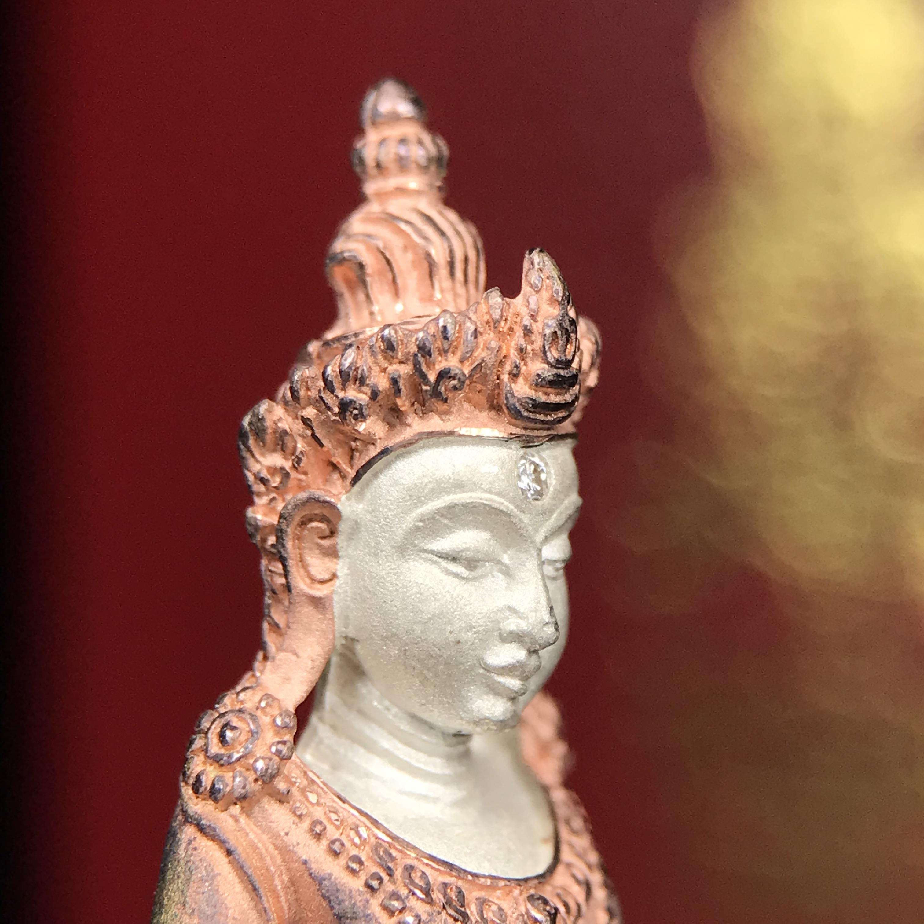 พระกริ่งอวโลกิเตศวร ( เจ้าแม่กวนอิม ) วัดโพธิ์แมนคุณาราม รุ่นอุดมโภคทรัพย์ พ.ศ.2539 เนื้อเงิน 3 กษัตริย์ (องค์พิเศษกรรมการ ฝังเพชรตำแหน่งดวงตาที่สามกลางหน้าผาก 1 เม็ด)(อีกหนึ่งรุ่นยอดนิยม พุทธศิลป์สวยงดงาม)***องค์พิเศษกรรมการฝังเพชร พบเจอน้อยหายากมาก***