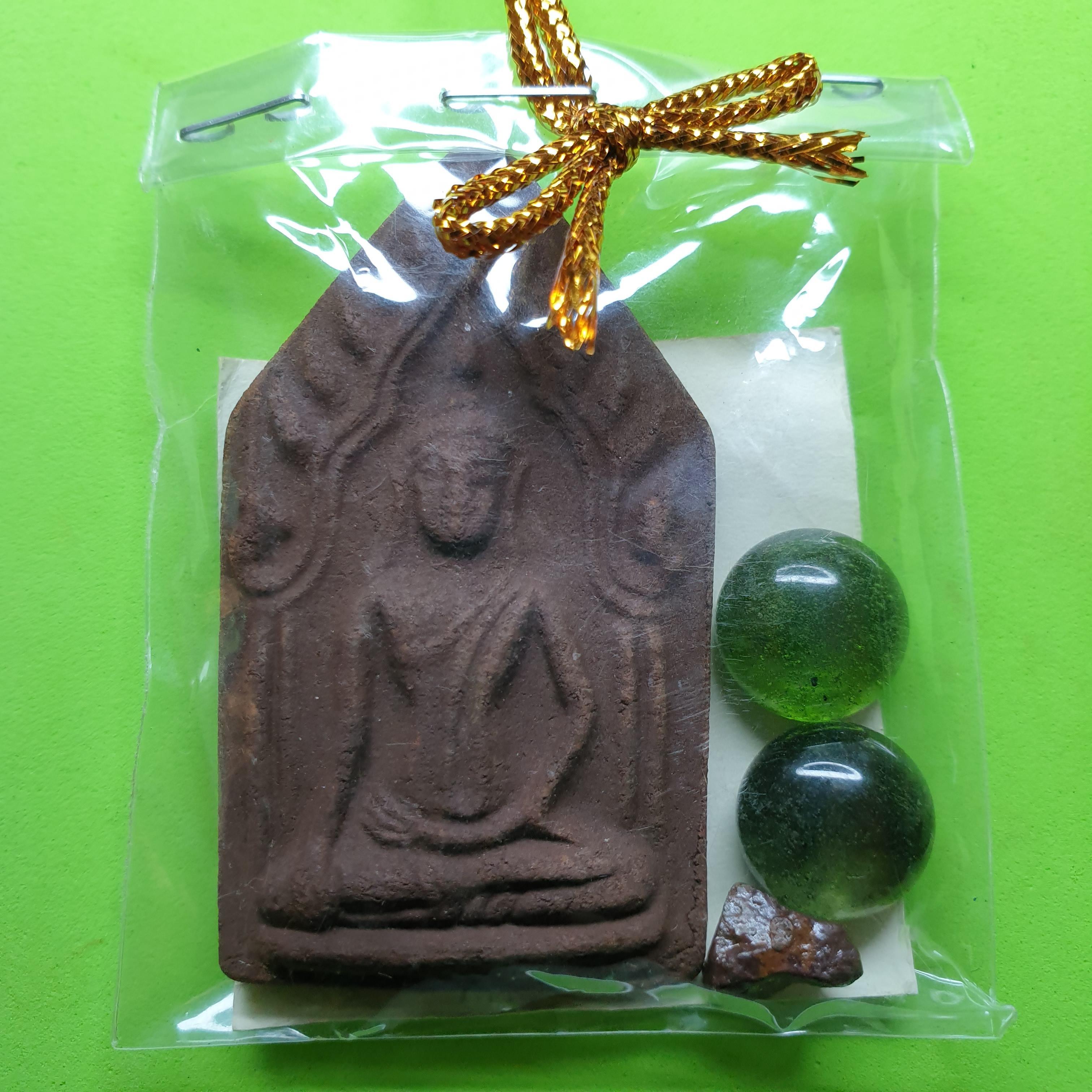 ของชำร่วย พระของชำร่วย ขุนแผน เนื้อแร่เหล็กน้ำพี้ แบบที่ 2 ของที่ระลึก พระขุนแผน พระเครื่องพระขุนแผน ขุนแผนห้อยคอ ขุนแผนแขวนคอ พระขุนแผนแท้ ขุนแผนมหาเสน่ห์ บูชาขุนแผน ขุนแผนแท้