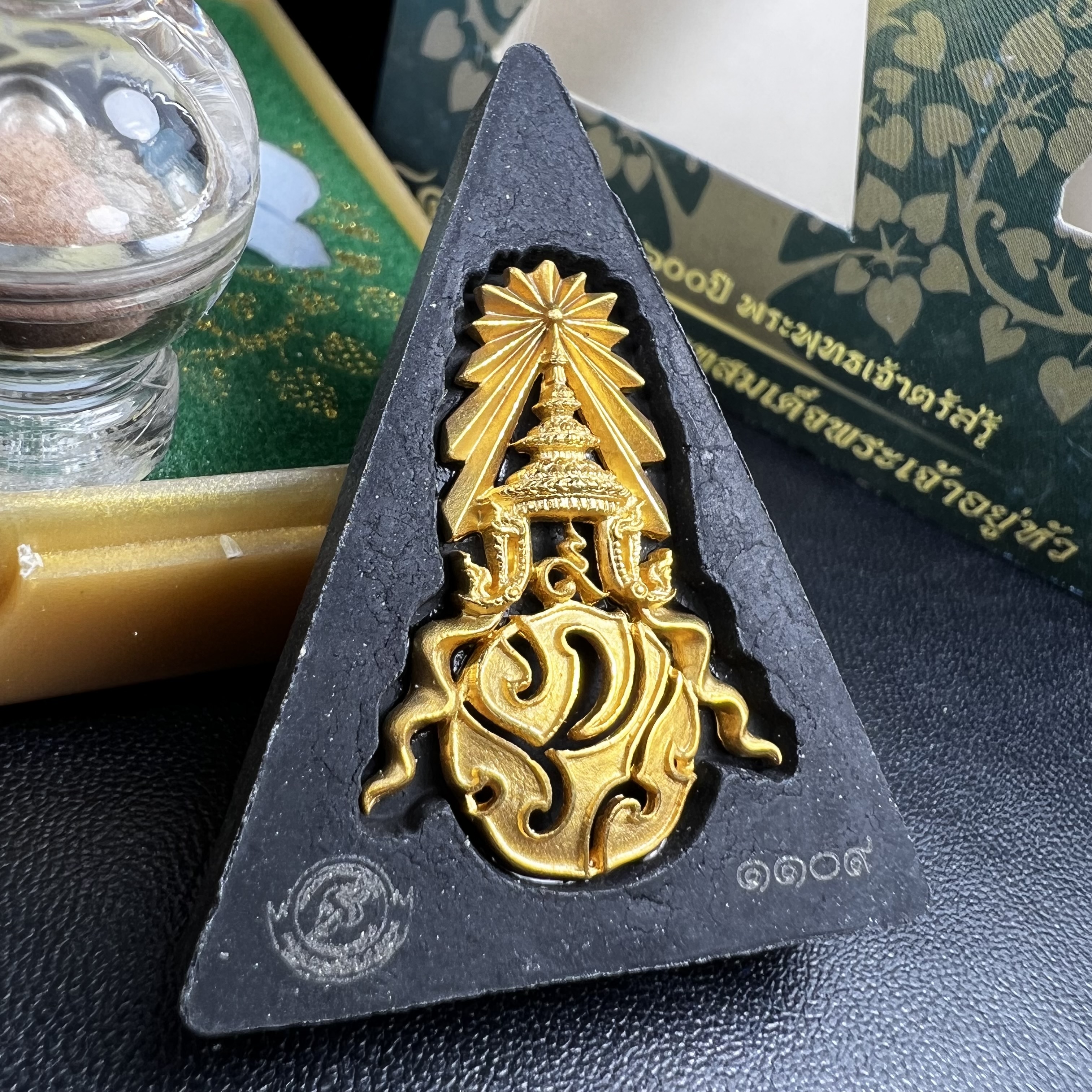 พระพุทธชินราช ภปร. 84พรรษา เนื้อผงปิดทองด้านหน้า หลัง ภ.ป.ร. เนื้อทองคำ(2.6 กรัม) (พระราชทานมวลสาร จิตรลดาและเส้นพระเจ้า(เส้นผม)ในหลวงรัชกาลที่9)พุทธศิลป์ทรงคุณค่าอีกหนึ่งรุ่นยอดนิยม(องค์หมายเลข ๑๑๐๙)1 ใน 3000 องค์ หายาก