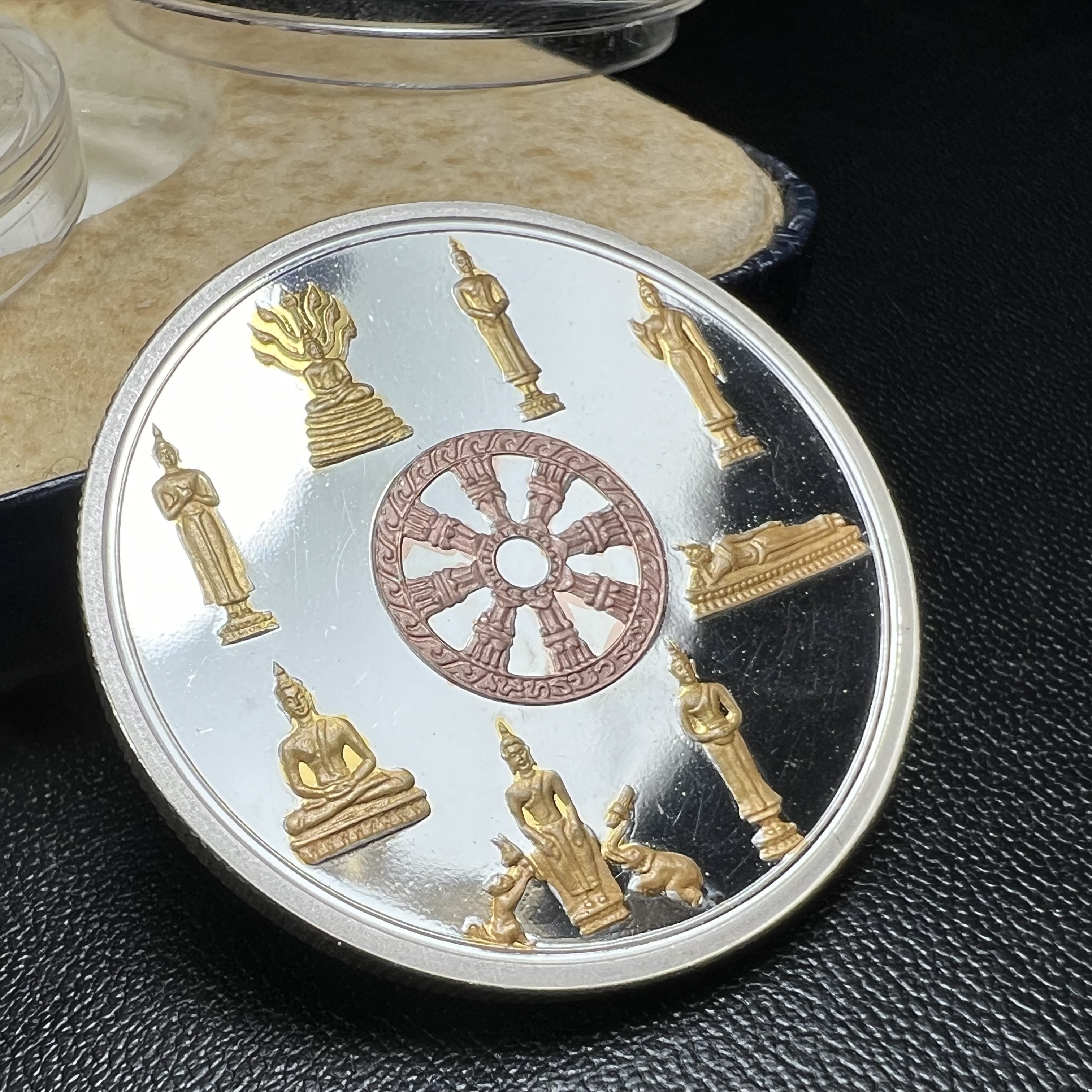 เหรียญพระแก้วมรกต พระพุทธชินราช พระพุทธโสธร รุ่นพุทธบารมี ปี 2540 เนื้อเงินขัดเงา 99.9% ชุบ 3 กษัตริย์ พร้อมกล่องบรรจุเดิม พิธีพุทธาภิเษก 2 พิธี มหามงคล (พระพุทธคู่บ้านคู่เมือง รูปแบบเหรียญสวยงดงามมาก พิธีใหญ่ เป็นที่นิยม)สร้างน้อยหายาก 1 ใน 500 เหรียญ