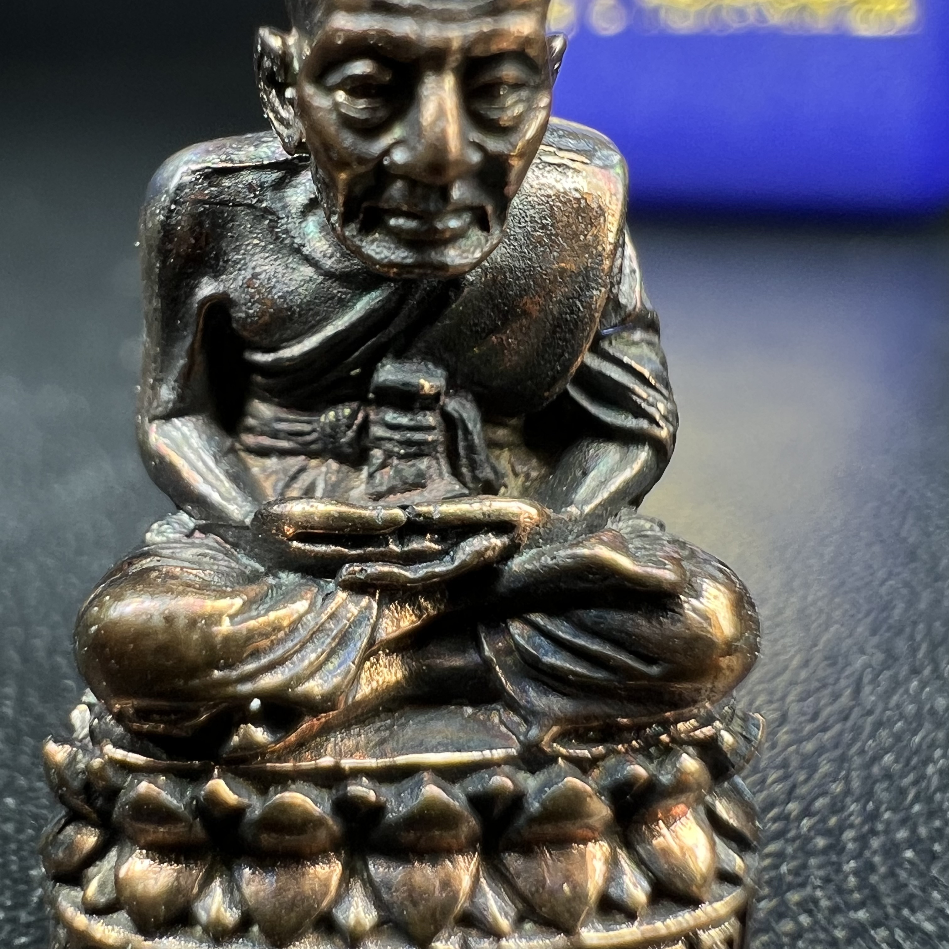 รูปเหมือนหล่อลอยองค์หลวงปู่ทวด รุ่น 111ปี กระทรวงกลาโหม เนื้อนวโลหะรมดำ-ปัดเงา ปี2540 พิธีใหญ่ เข้มขลัง นิยม พร้อมกล่องบรรจุเดิม(คัดสภาพสวยผิวเทพๆผิวรุ้งๆ)ทั้งพิธีทั้งพุทธศิลป์ทรงคุณค่าอีกหนึ่งรุ่นยอดนิยม