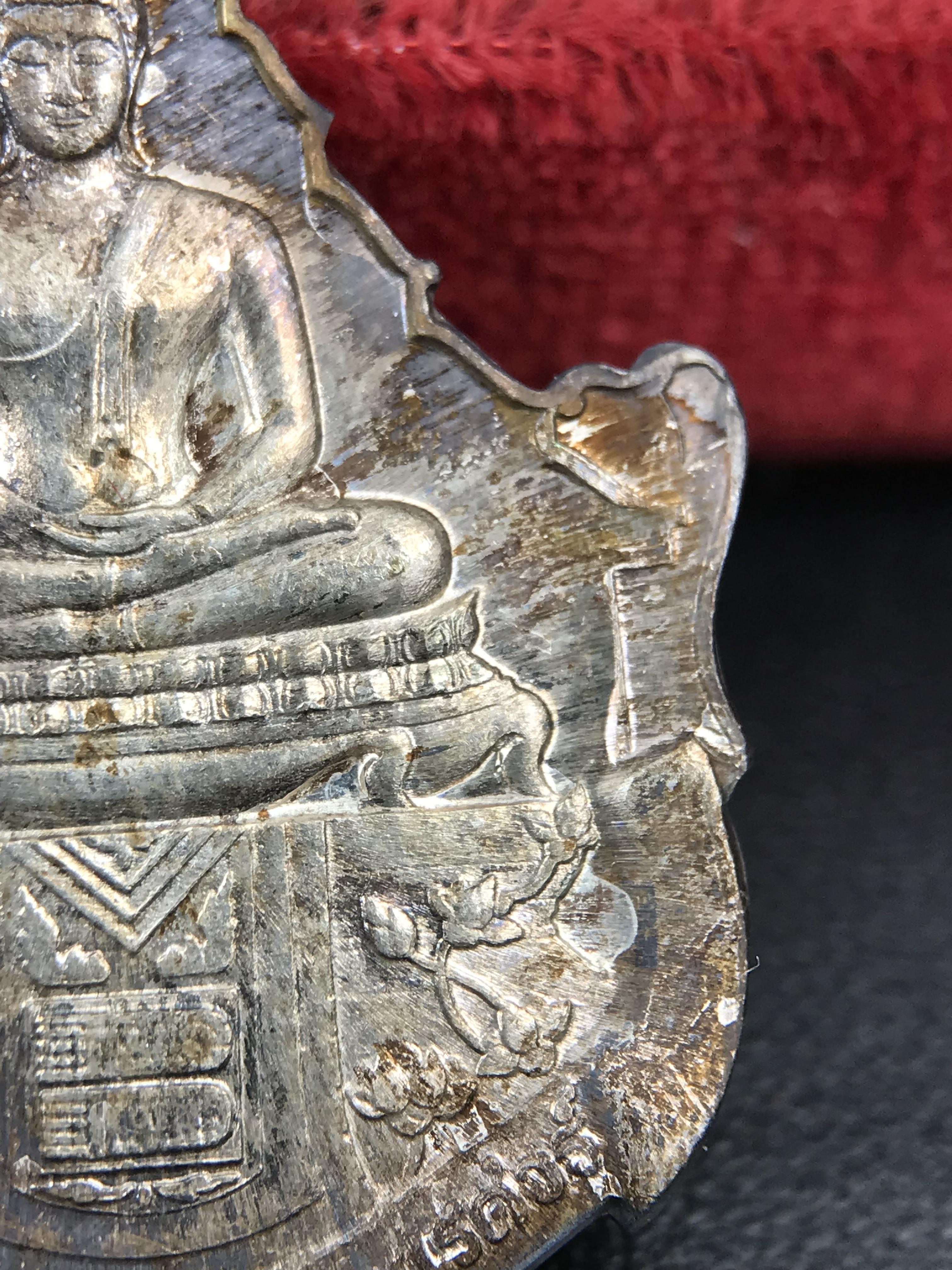 เหรียญพระพุทธญาณนเรศวร์ รุ่นแรก หลังพระปรมาภิไธย ภปร.และ สก.วัดญาณสังวราราม จ.ชลบุรี ปี 2527 เนื้อเงิน(ผิวเดิม ขึ้นรุ้งผิวน้ำทองกระจายทั่วเหรียญสวยมาก)ขนาด 2.3 x 3.8 ซม. พร้อมกล่องเดิม สมเด็จพระญาณสังวร ประธานในพิธีมหาพุทธาภิเษก(เนื้อเงินพบเจอน้อย หายาก)