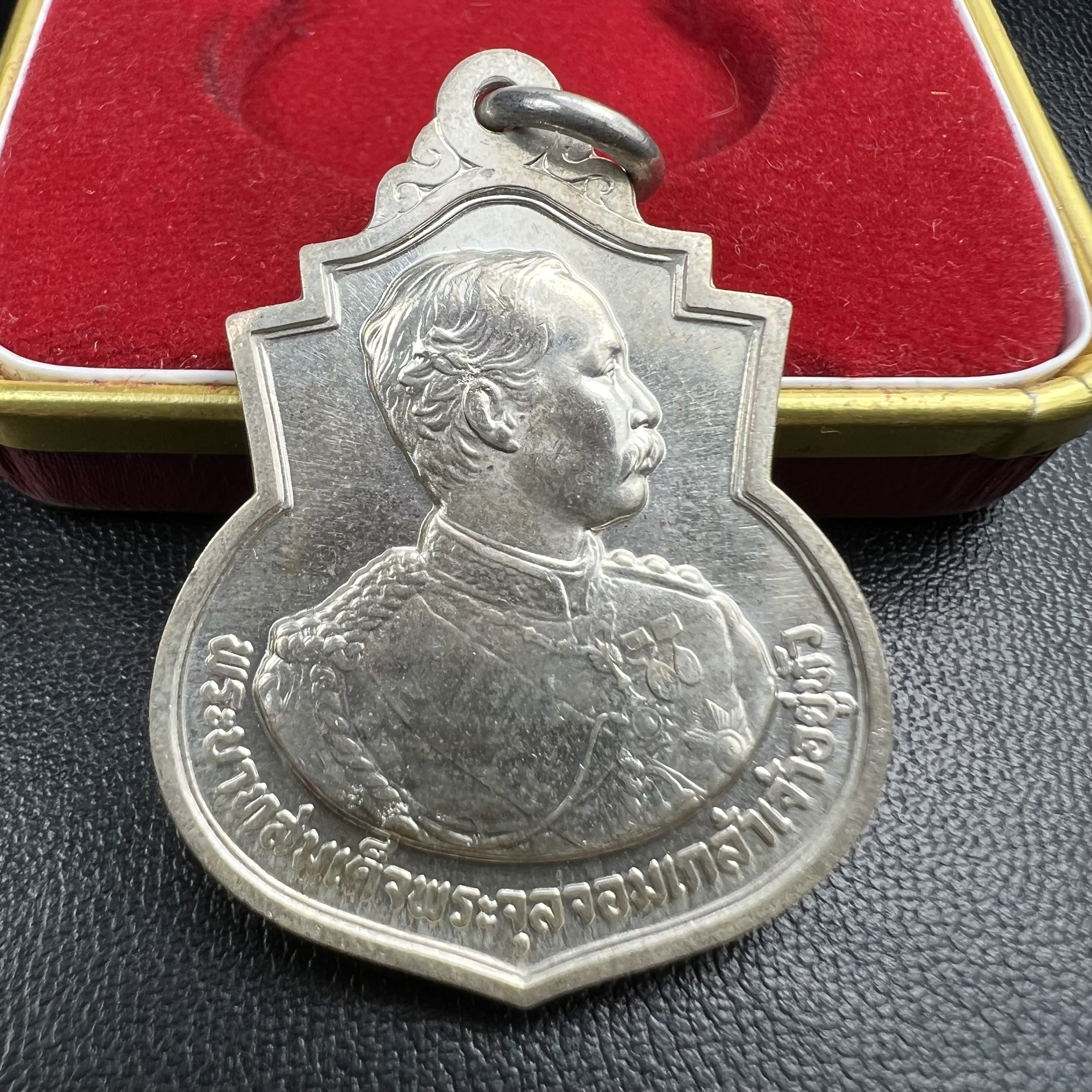 เหรียญที่ระลึกรัชกาลที่ 5 รุ่น ครบ 111 ปี โรงเรียนนายร้อยพระจุลจอมเกล้า ปี 2541 เหรียญทรงเสมาเนื้อเงิน(ขนาดสูง 3.5 ซม.) (ซีนซองเดิมกล่องเดิมครบ) ผลิตโดย กองกษาปณ์ กรมธนารักษ์ สมเด็จพระญาณสังวร สมเด็จพระสังฆราช วัดบวรนิเวศวิหาร ทรงเป็นประธาน(นิยม พิธีใหญ่)