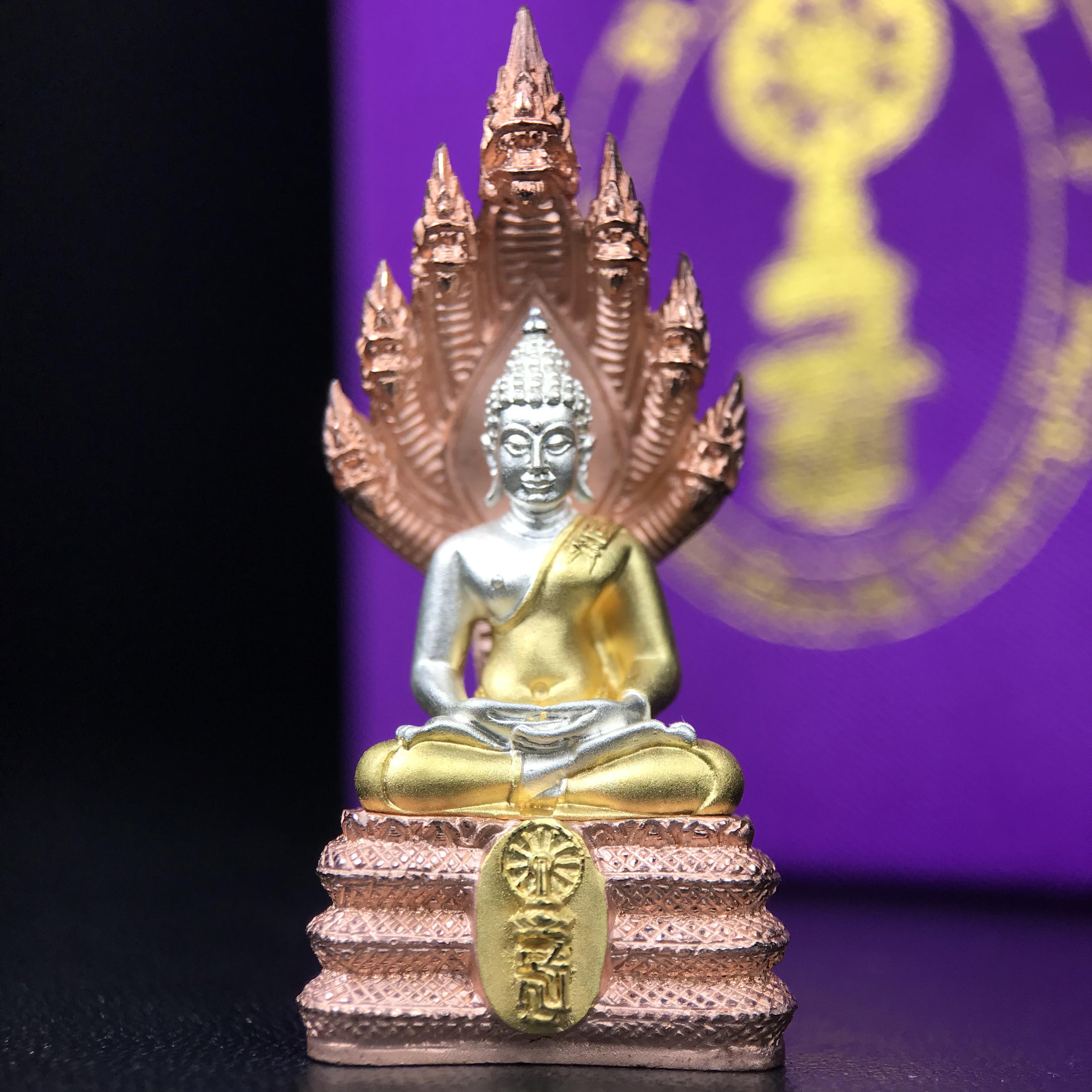 พระนาคปรก สธ. รุ่นสร้างพระอุโบสถเฉลิมพระเกียรติ 4 รอบ 84 พรรษา สมเด็จพระเทพรัตนราชสุดาฯ วัดบวรนิเวศวิหาร ปี 2543 พิมพ์ใหญ่ เนื้อเงินบริสุทธิ์ ชุบสามกษัตริย์แบบพ่นทรายขัดเงาบางส่วน(สภาพ สวย )พิธีใหญ่ พุทธศิลป์งดงาม หายาก (1 ใน 1999 องค์)
