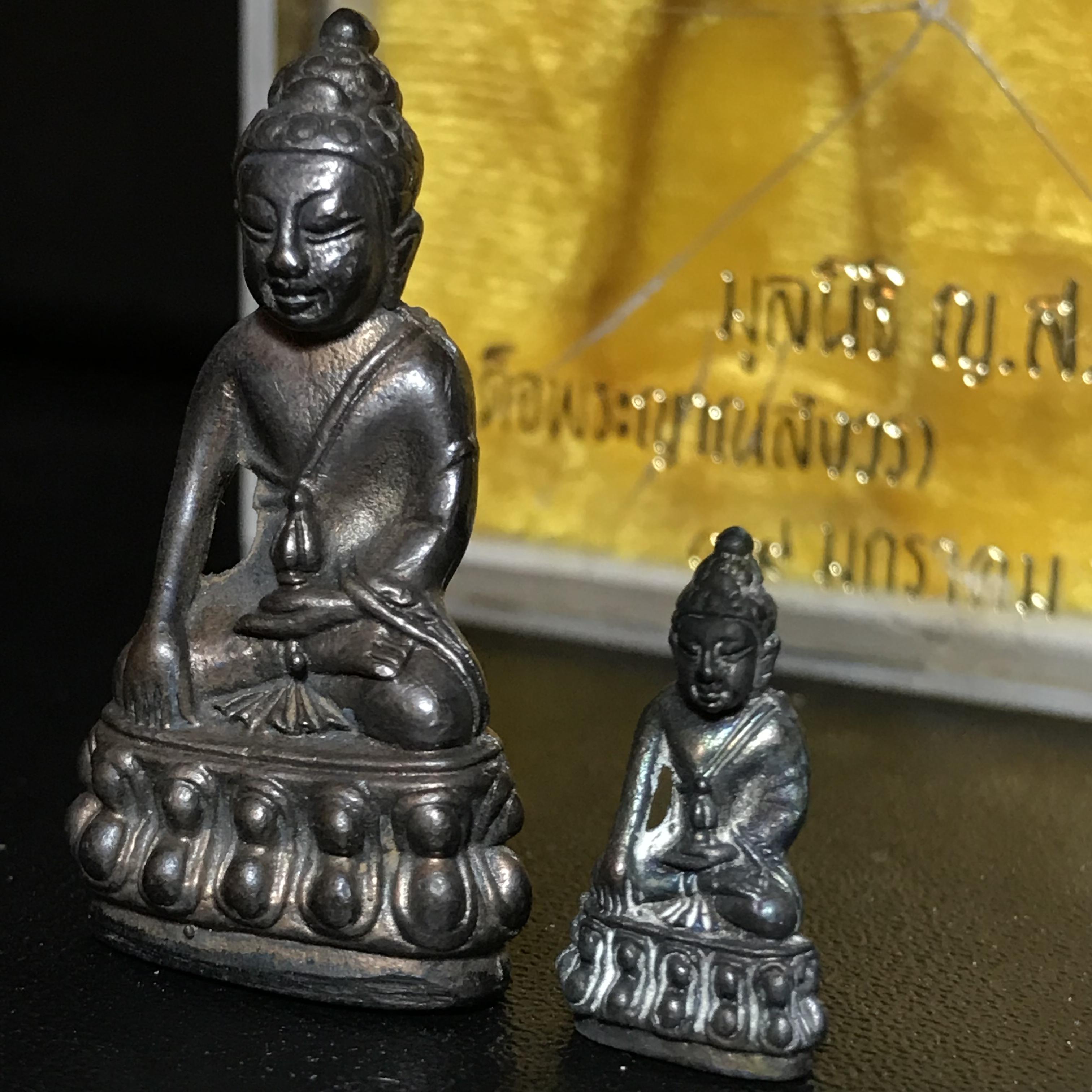 พระกริ่ง-พระชัยวัฒน์ รุ่นเมตตา ปี2529 วัดบวรนิเวศวิหาร เนื้อนวโลหะ(ในหลวงร.9เสด็จเททอง)(1ใน999ชุด)