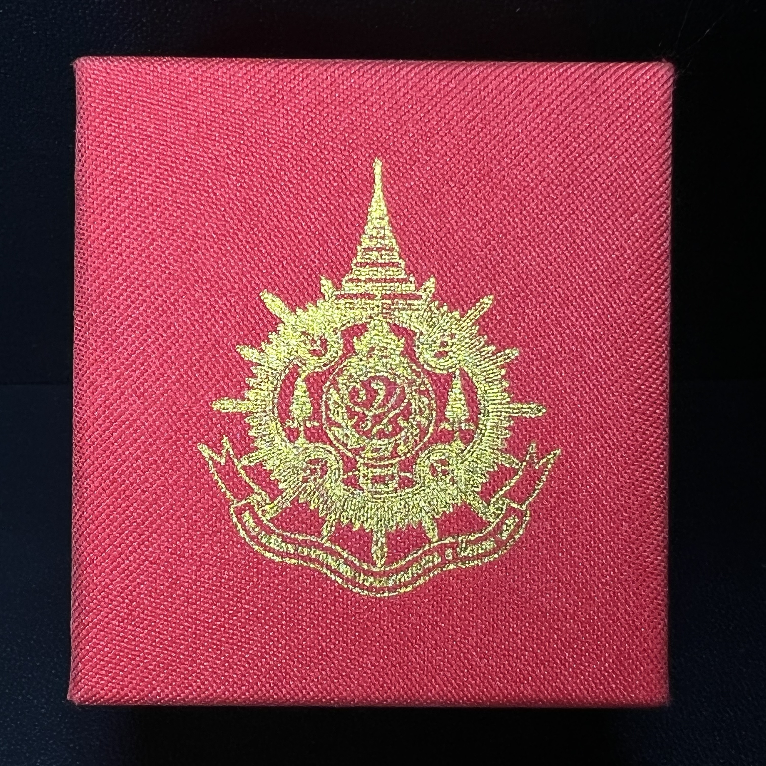 พระกริ่งไพรีพินาศ เฉลิมพระเกียรติ พระบาทสมเด็จพระเจ้าอยู่หัวรัชกาลที่9 พระชนมพรรษา 6 รอบ ปี2542 เนื้อนวโลหะผสมทองคำ(บรรจุเหล็กไหล)ดีนอก-ดีใน