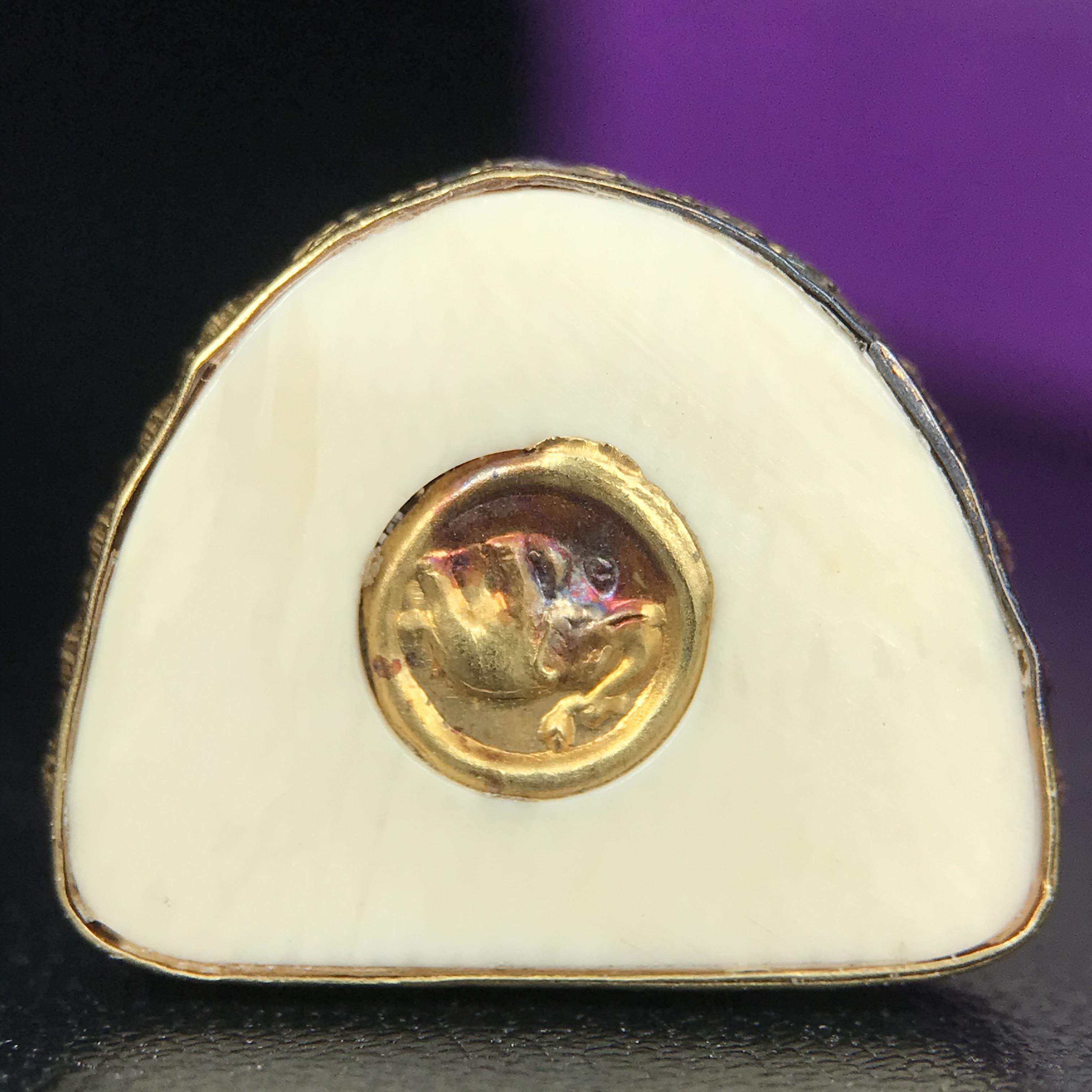 สมเด็จหลวงพ่อทวด รุ่นคชสารหมื่นปี (ศิลปาชีพ) วัดช้างให้ ปี 2541โดยมีท่าน อ.นอง วัดทรายขาว เป็นเจ้าพิธี และมีเกจิร่วมปลุกเสก 108 รูป บรรจุผงว่านเก่าและดินกากยายักษ์(พิมพ์ลอยองค์ฐานทองคำโค๊ตทองคำ)พร้อมกล่องบรรจุครบ นิยมหายาก**ผิวสวยงานแกะพุทธศิลป์สวยงดงาม**