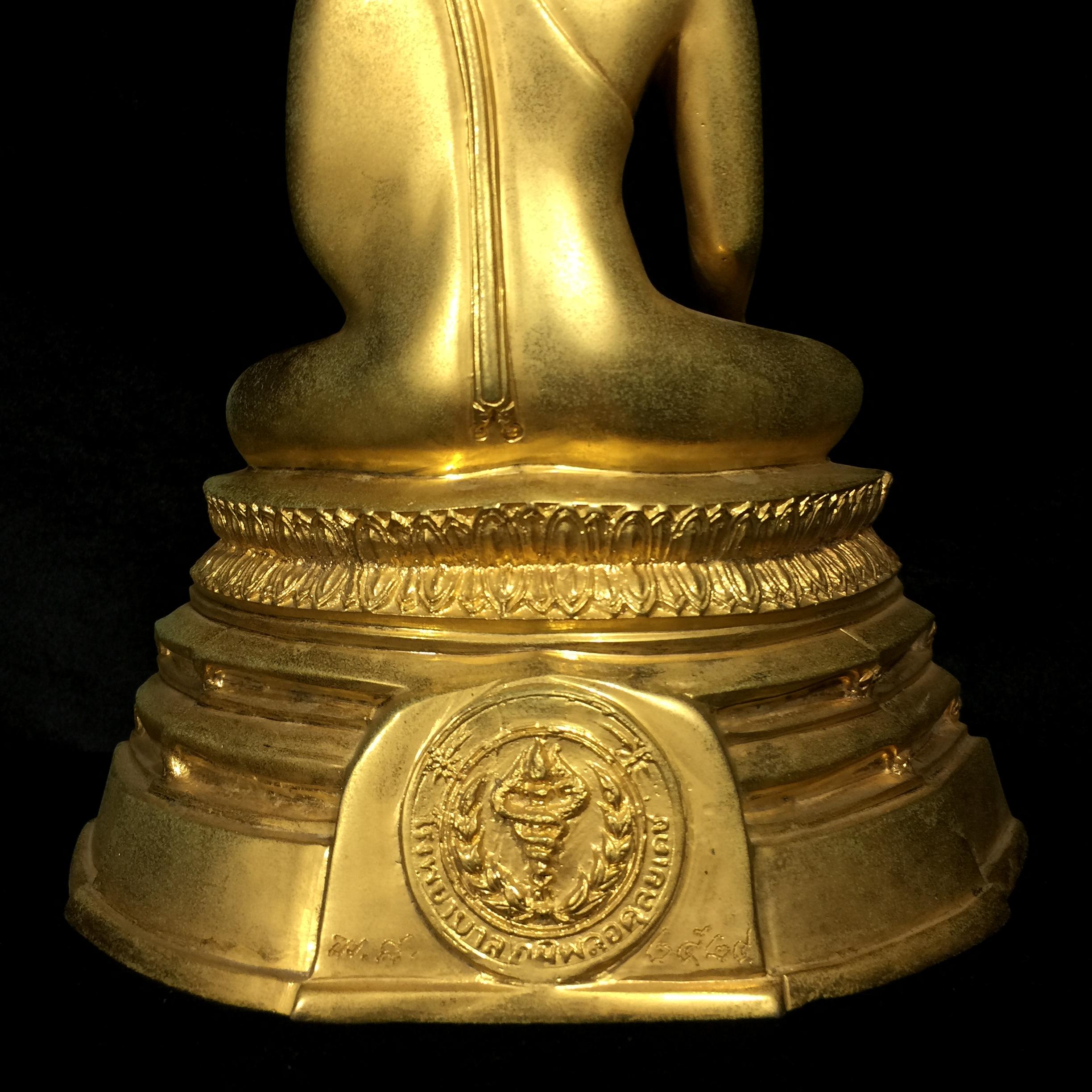 พระบูชาพระพุทธศิรมงคล ภปร. วัตถุมงคลคุ้มเกล้าปี2524 ของมูลนิธิคุ้มเกล้า โรงพยาบาลภูมิพลจัดสร้าง ขนาดหน้าตัก5นิ้ว(ในหลวงรัชกาลที่9 ทรงจุดไฟพระฤกษ์และเททอง พิธีใหญ่)ยอดนิยมหายาก