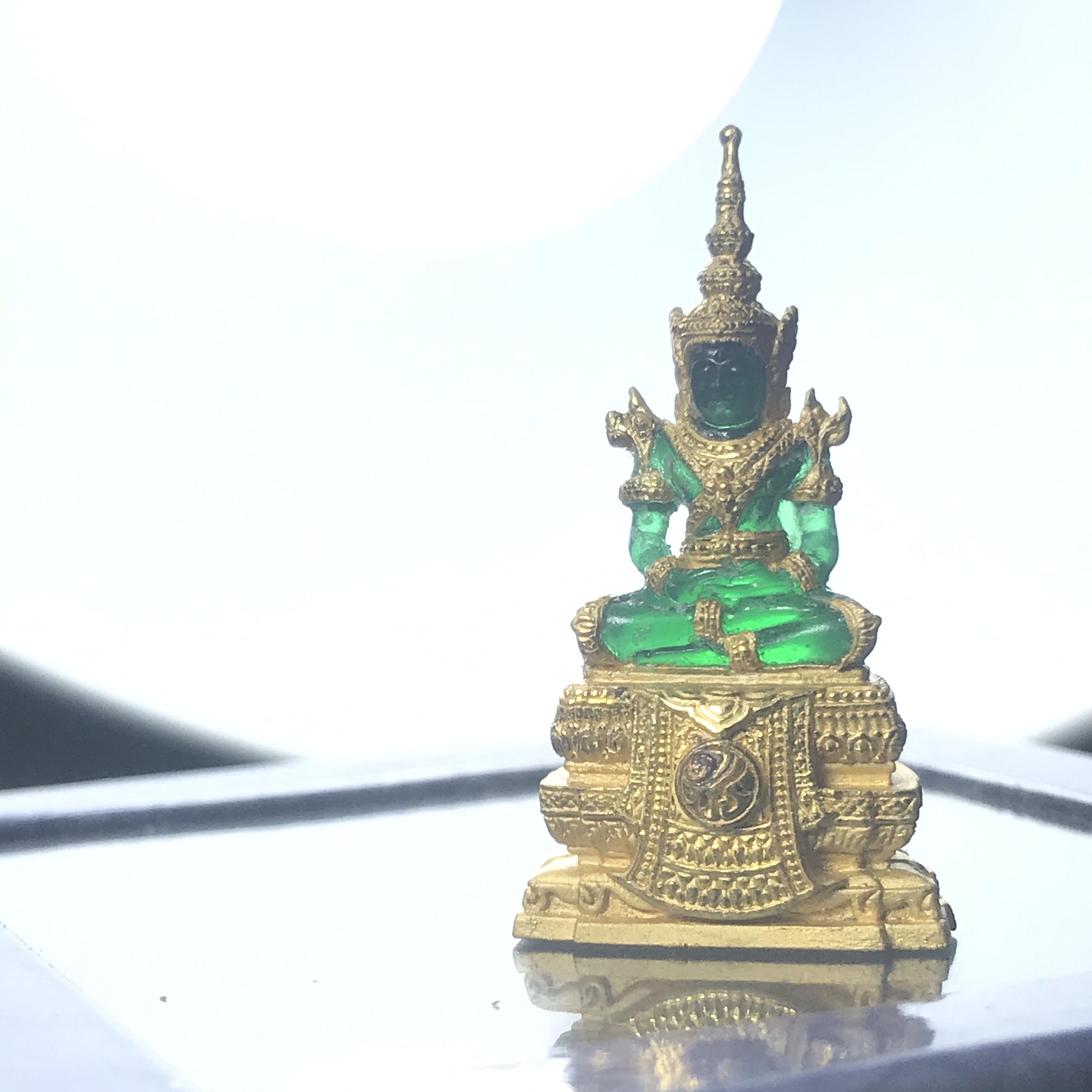 พระแก้วมรกต ภปร. ปี2547 จัดสร้างโดย รพ.ภูมิพลฯ ลอยองค์ หน้าตัก 1/2 นิ้ว เนื้อเรซิ่นหุ้มทองคำ99.99%