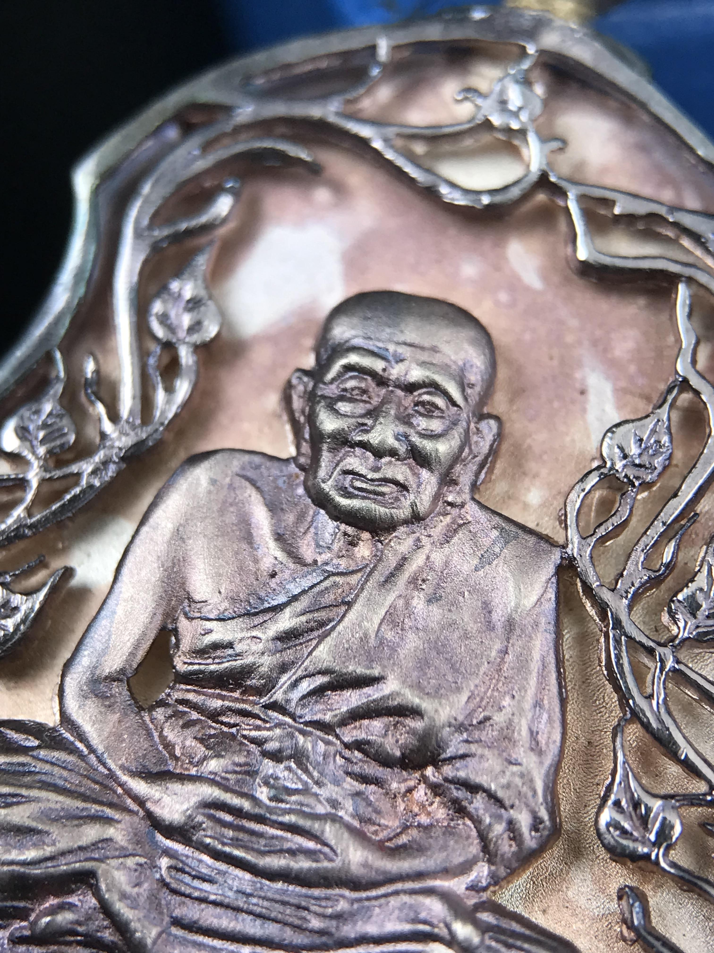 เหรียญหลวงปู่ทวด พระนามาภิไธย สก. แบบงานฉลุโบราณ(HAND MADE) ปี 2544 เนื้อเงิน(ผิวเดิมขึ้นสีรุ้งออกม่วงธรรมชาติสวยมาก) พิธีปลุกเสก ณ อุโบสถวัดช้างให้ และ พิธีมังคลาภิเษก ณ พระอุโบสถ วัดพระศรีรัตนศาสดาราม(วัดพระแก้ว) (1 ใน 2000 เหรียญ)พบเจอน้อยหายากมาก