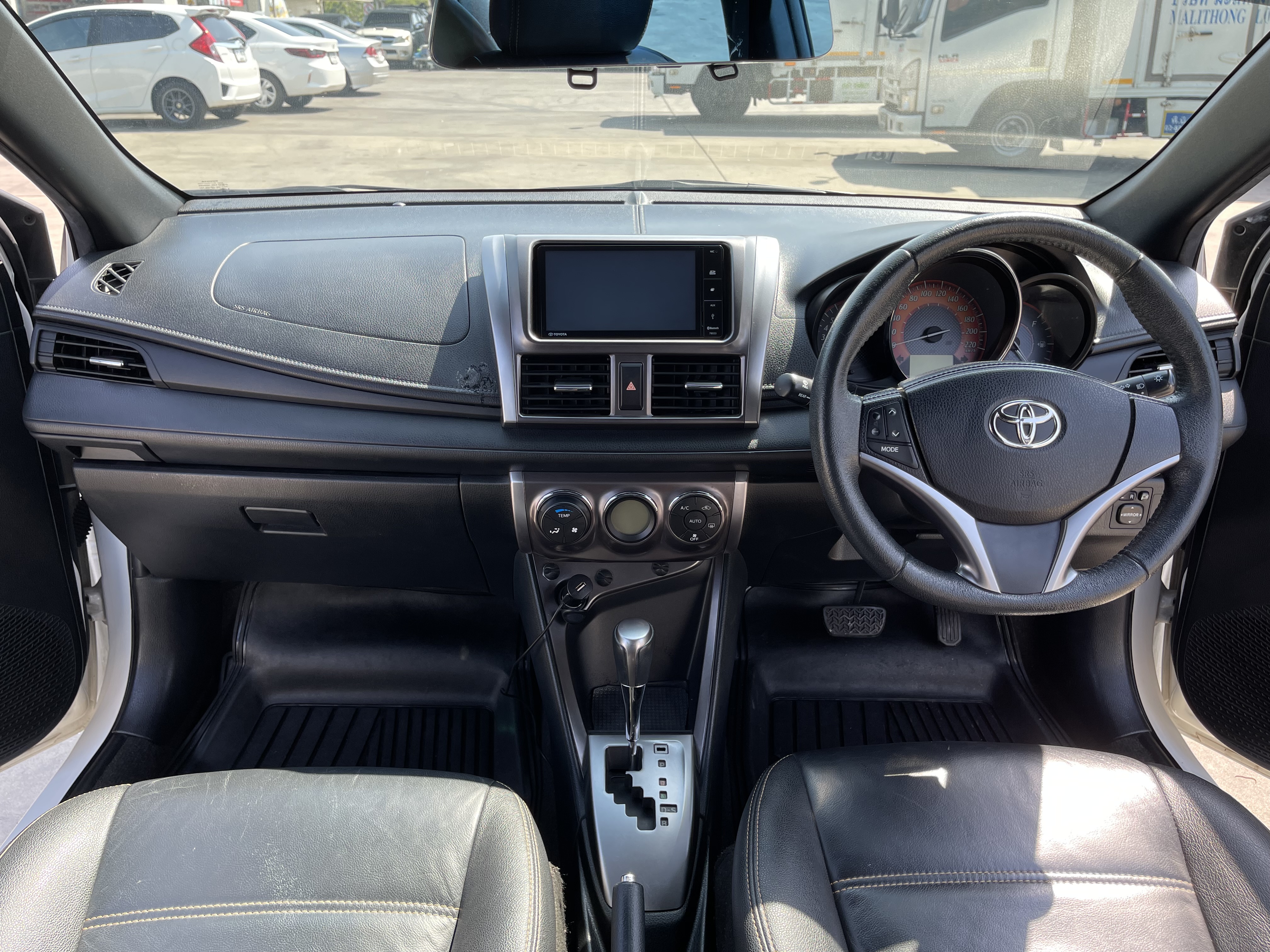 Toyota Yaris 1.2 G At 2015 ขาว