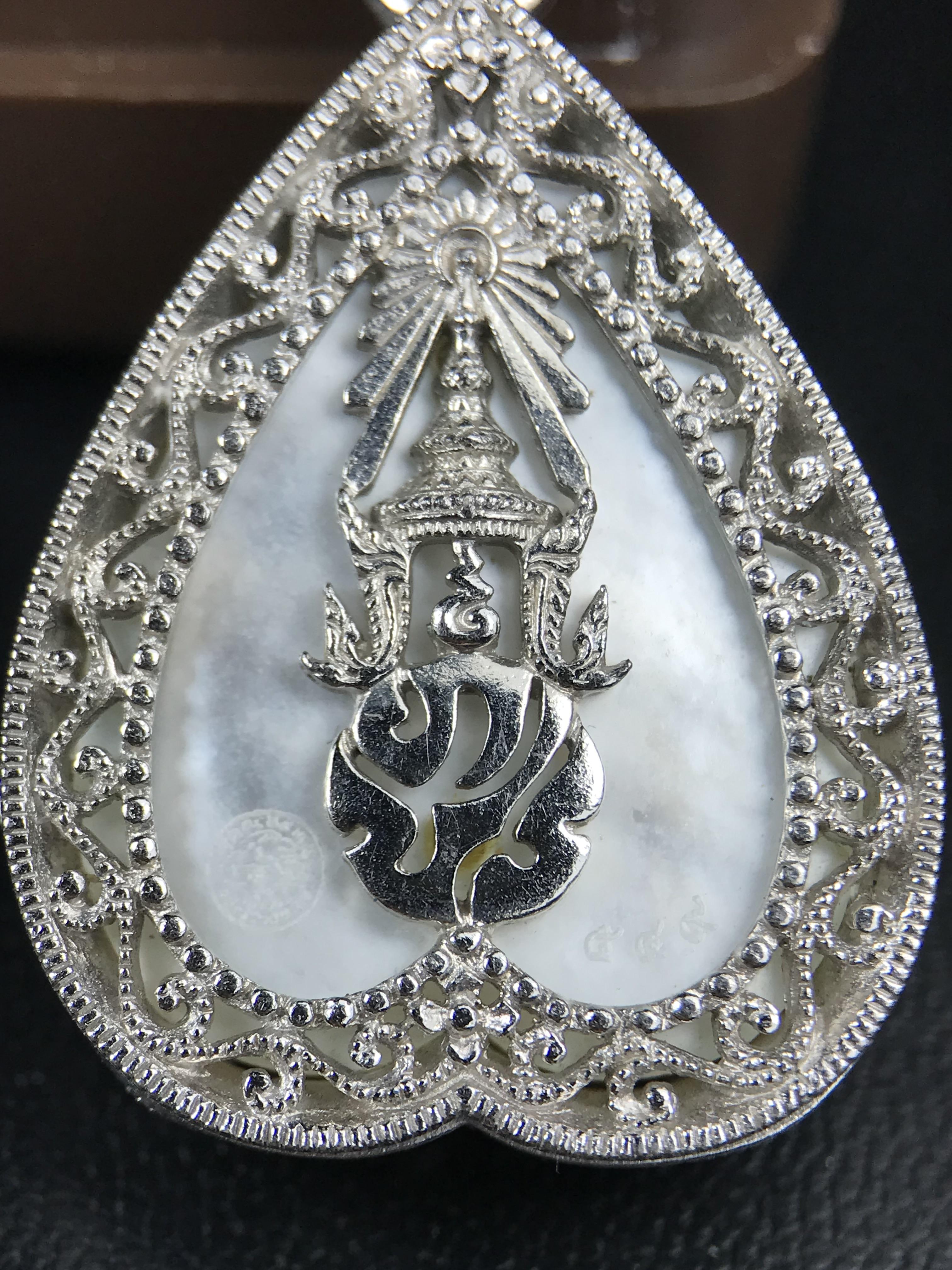 พระพุทธชินราช ภปร. โครงการ "เพราะแผ่นดินนี้ คือ แผ่นดินเกิด" ปี 2548(รุ่นแรก) เหรียญทรงใบโพธิ์ ขนาด 21 x 29 มม. เนื้อเงินสามกษัตริย์ องค์พระชุบสามกษัตริย์ ล้อมด้วยกรอบเงินชุบทองคำขาวสลักเสลาเป็นลวดลายละเอียดอ่อน ส่วนพื้นองค์พระเป็นเปลือกหอยมุข