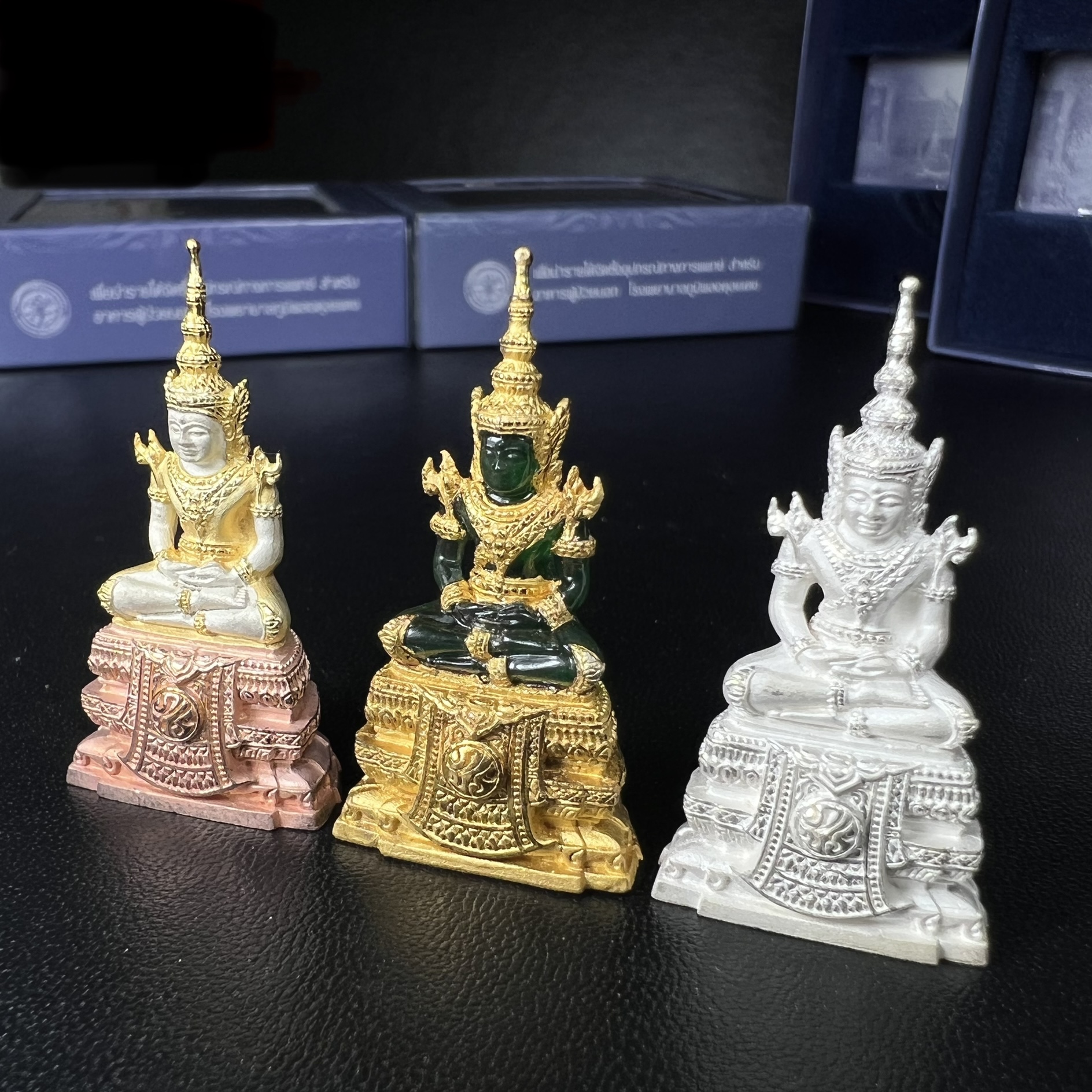 พระแก้วมรกต ภปร. จัดสร้างโดย รพ.ภูมิพลฯ ปี2547 ลอยองค์ขนาดหน้าตัก 1/2 นิ้ว (เนื้อเรซิ่นหุ้มทองคำ99.99%+เนื้อเงิน+เนื้อเงินสามกษัตริย์)(1ชุด 3 องค์)งดงามทรงคุณค่าอีกหนึ่งรุ่นยอดนิยม หายาก